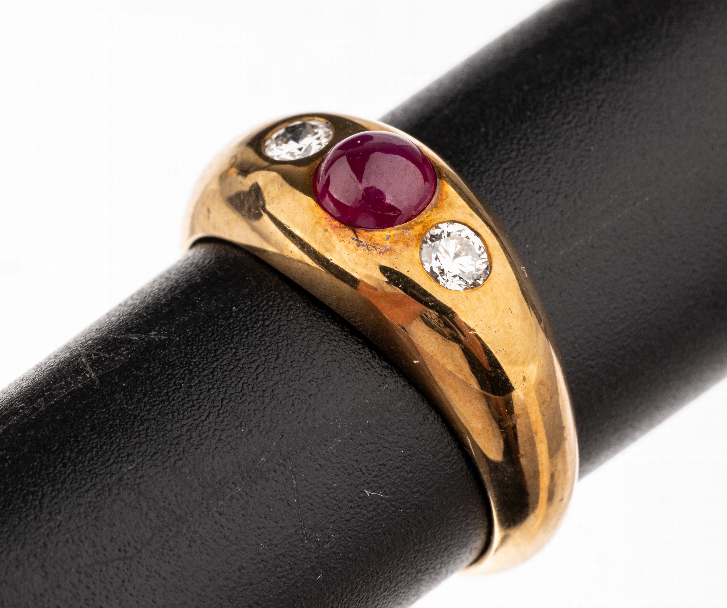 14 kt Gold Rubin-Brillant-Ring, GG 585/000,runder Rubincabochon ca. 0.71 ct, 2 Brillantenzus. ca. 0.21 ct Weiß/si, RW 55, ca. 6.8 g