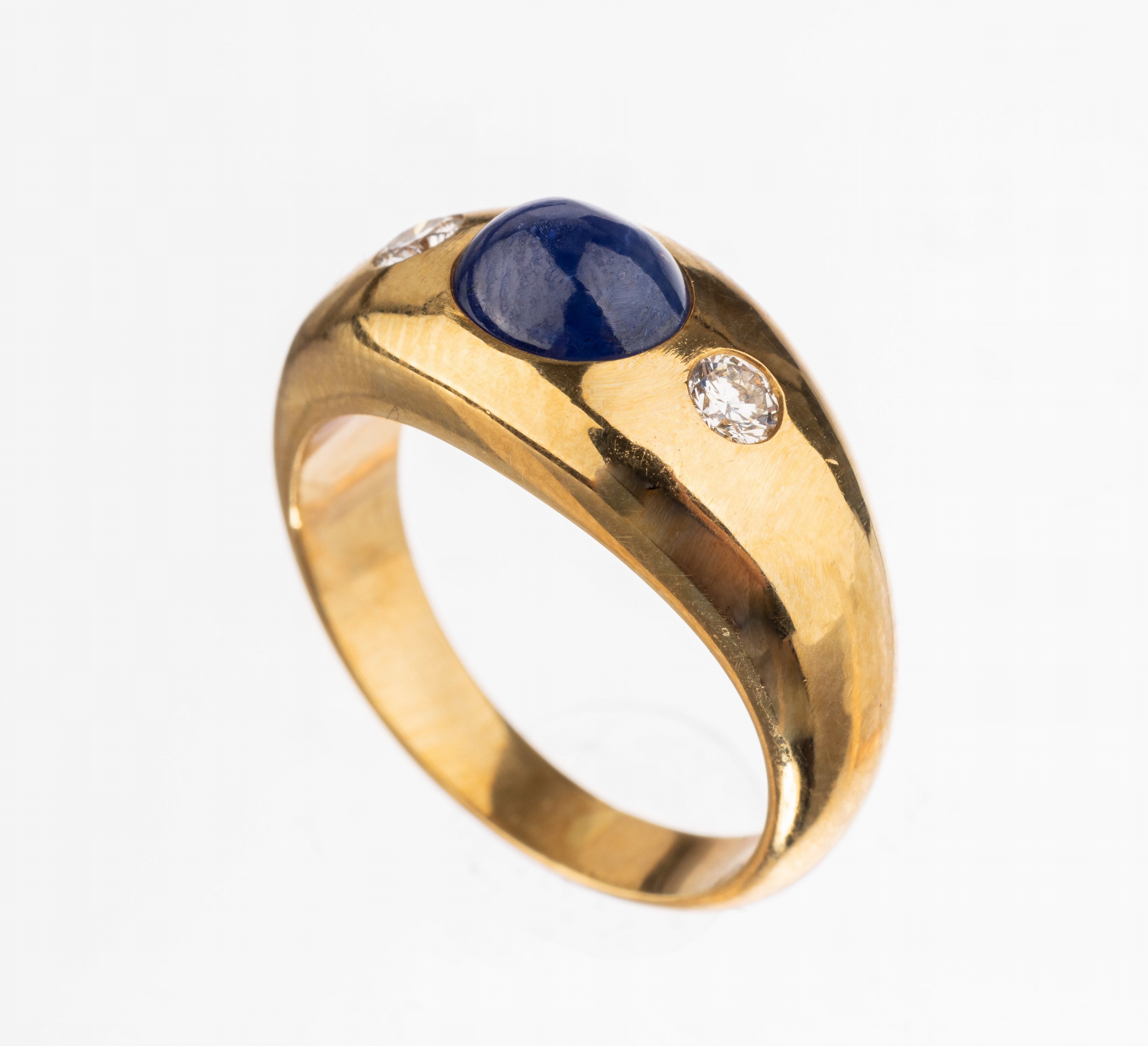 18 kt Gold Saphir-Brillant-Ring, GG 750/000, ovaler Saphircabochon ca. 2.05 ct, 2 Brillanten zus. ca. 0.21 ct Weiß/si, RW 54, ca. 10.7 g