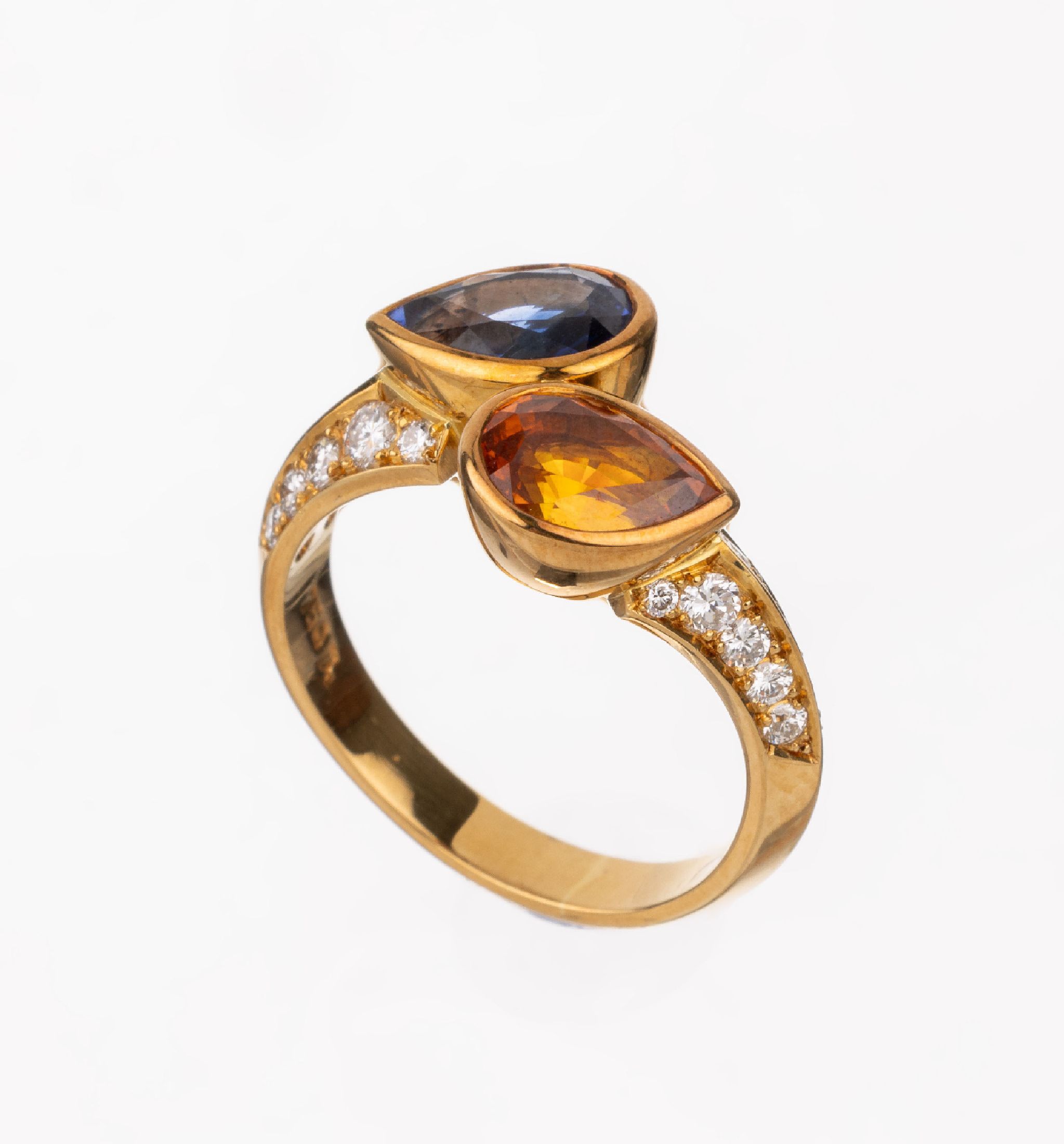 18 kt Gold Saphir-Brillant-Ring, GG 750/000, 2 facett. Saphirtropfen von feiner Farbe und Qualität zus. ca. 3.66 ct, 20 Brillanten zus. ca. 0.51 ct ...