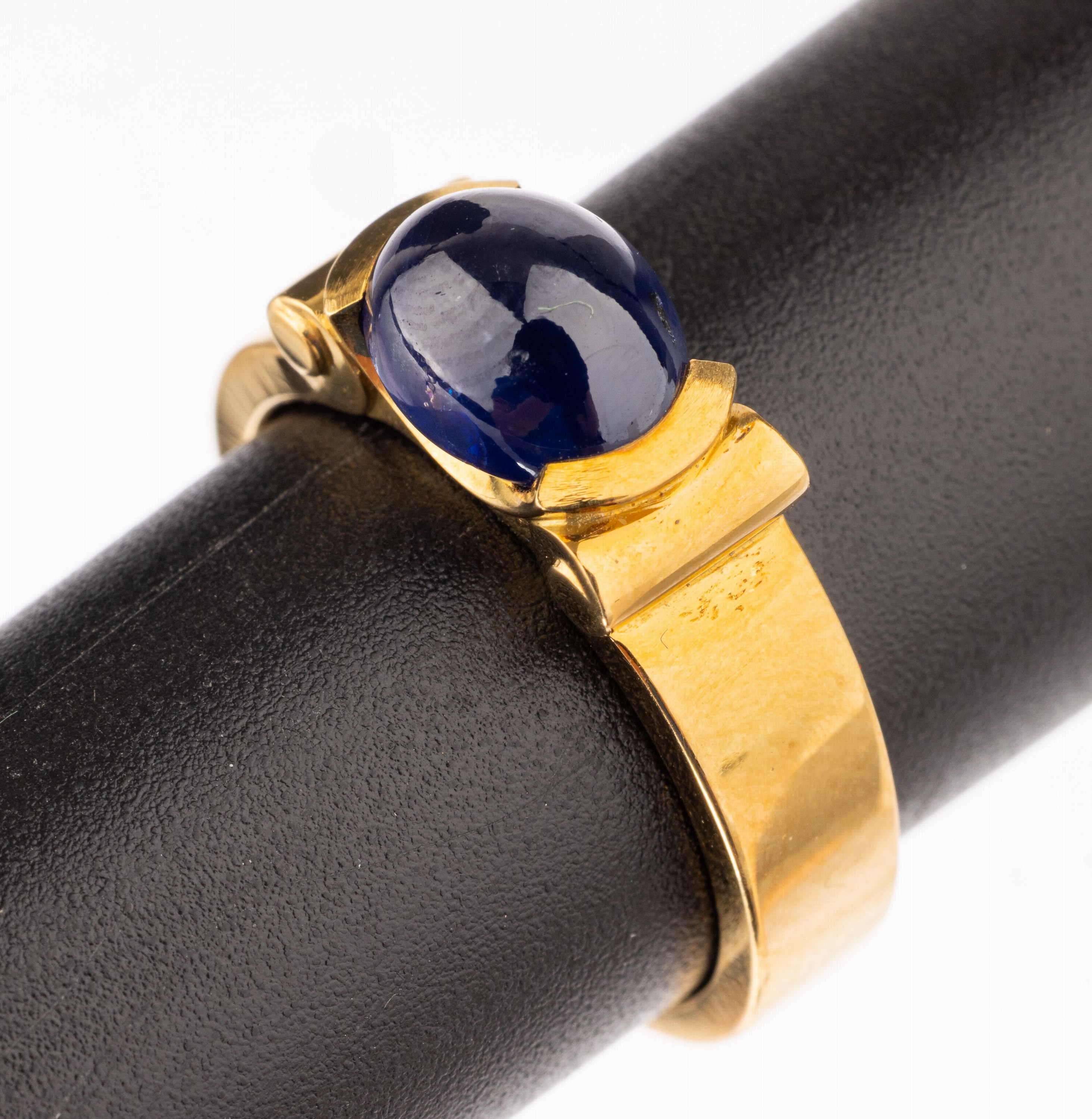 18 kt Gold Saphir-Ring, GG 750/000, ovaler Saphircabochon ca. 3.55 ct, RW 56, ca. 10.2 g