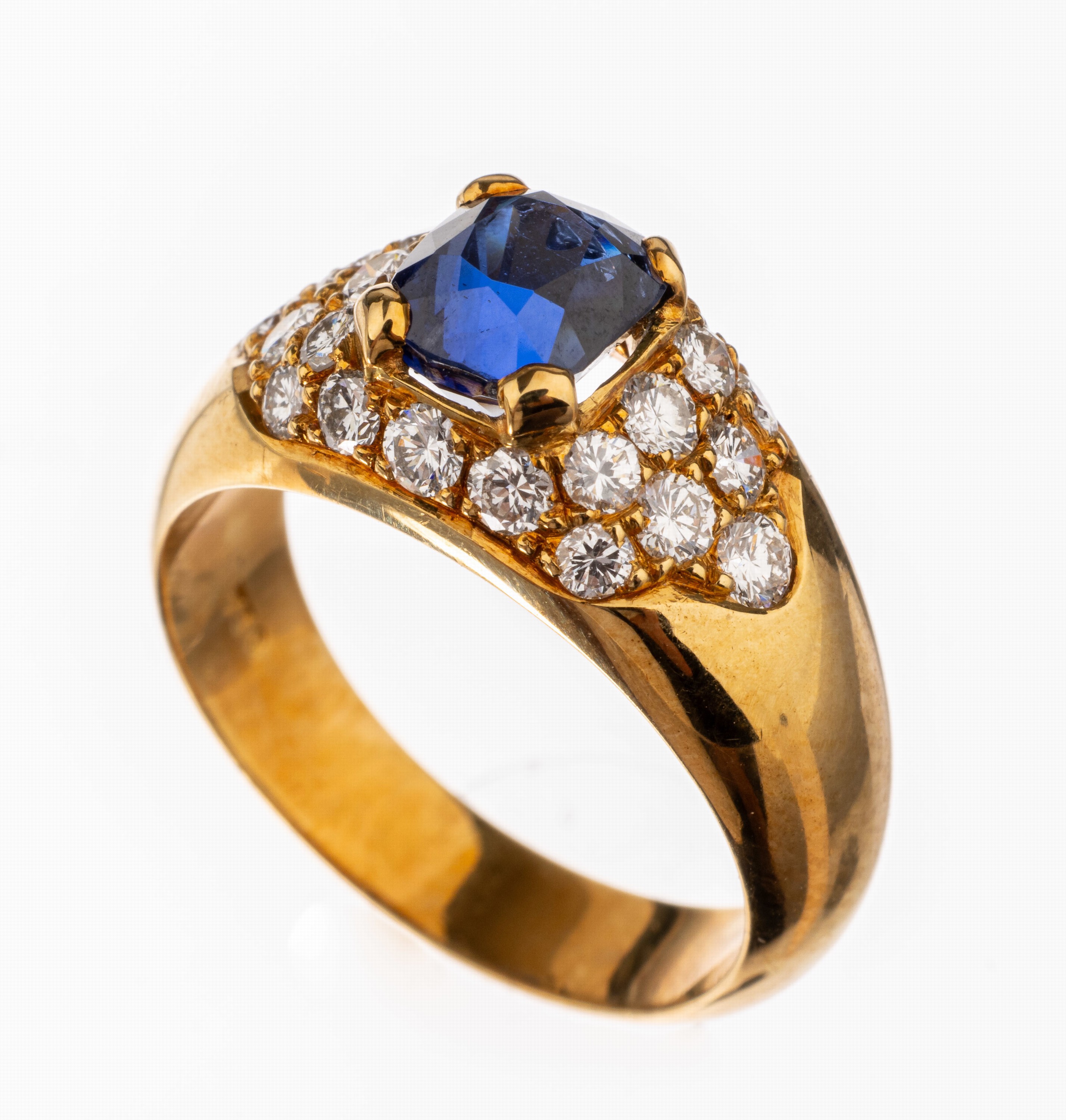 18 kt Gold Saphir-Brillant-Ring, GG 750/000, ovalfacett. Saphir von intensiver Farbe ca. 1.69 ct, 22 Brillanten zus. ca. 0.80ct feines Weiß/vs, RW ...
