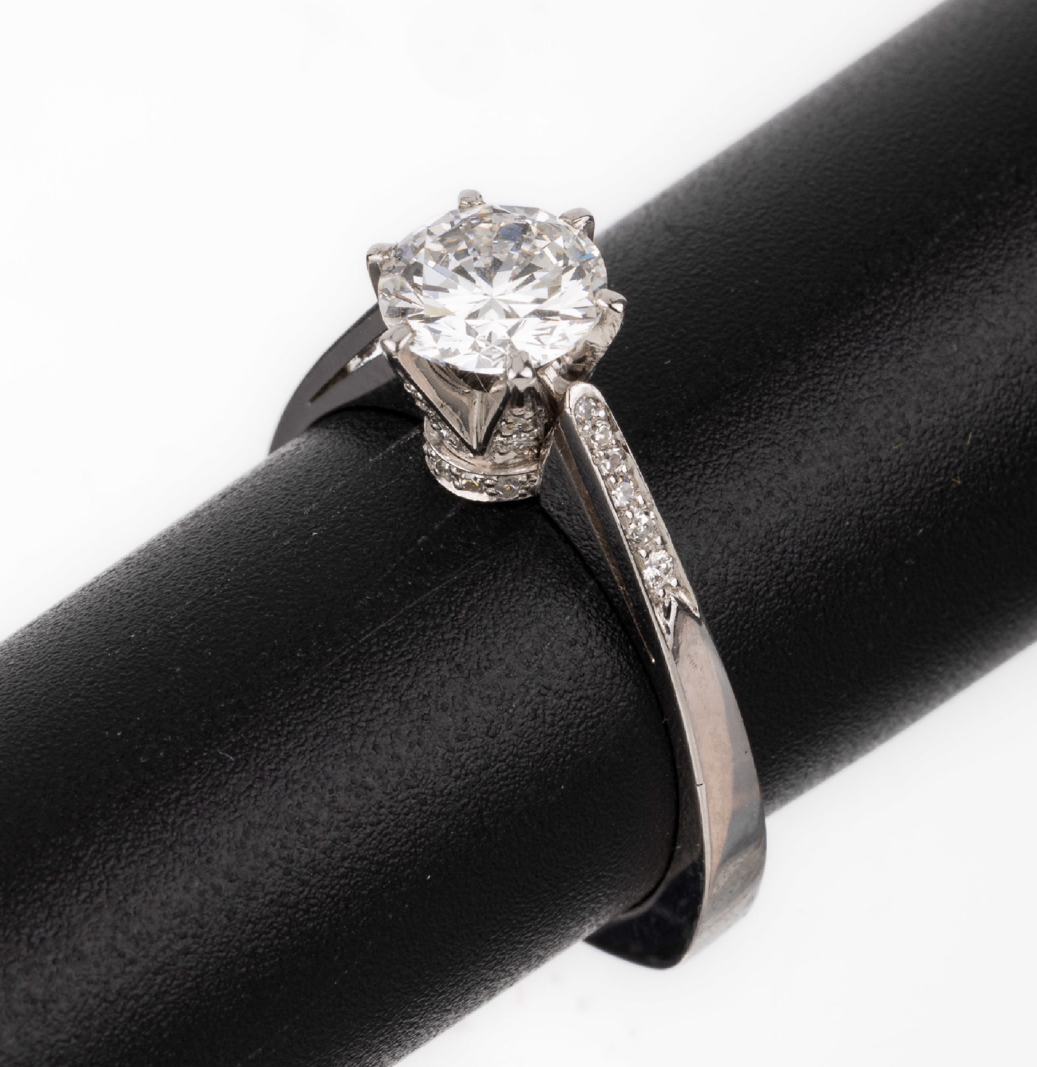 18 kt Gold Brillant-Ring, WG 750/000, Brillant ca. 1.0 ct feines Weiß/vvs, Ringschiene und Fassung mit kl. Besatzdiamanten, RW 54, ca. 4.4 g