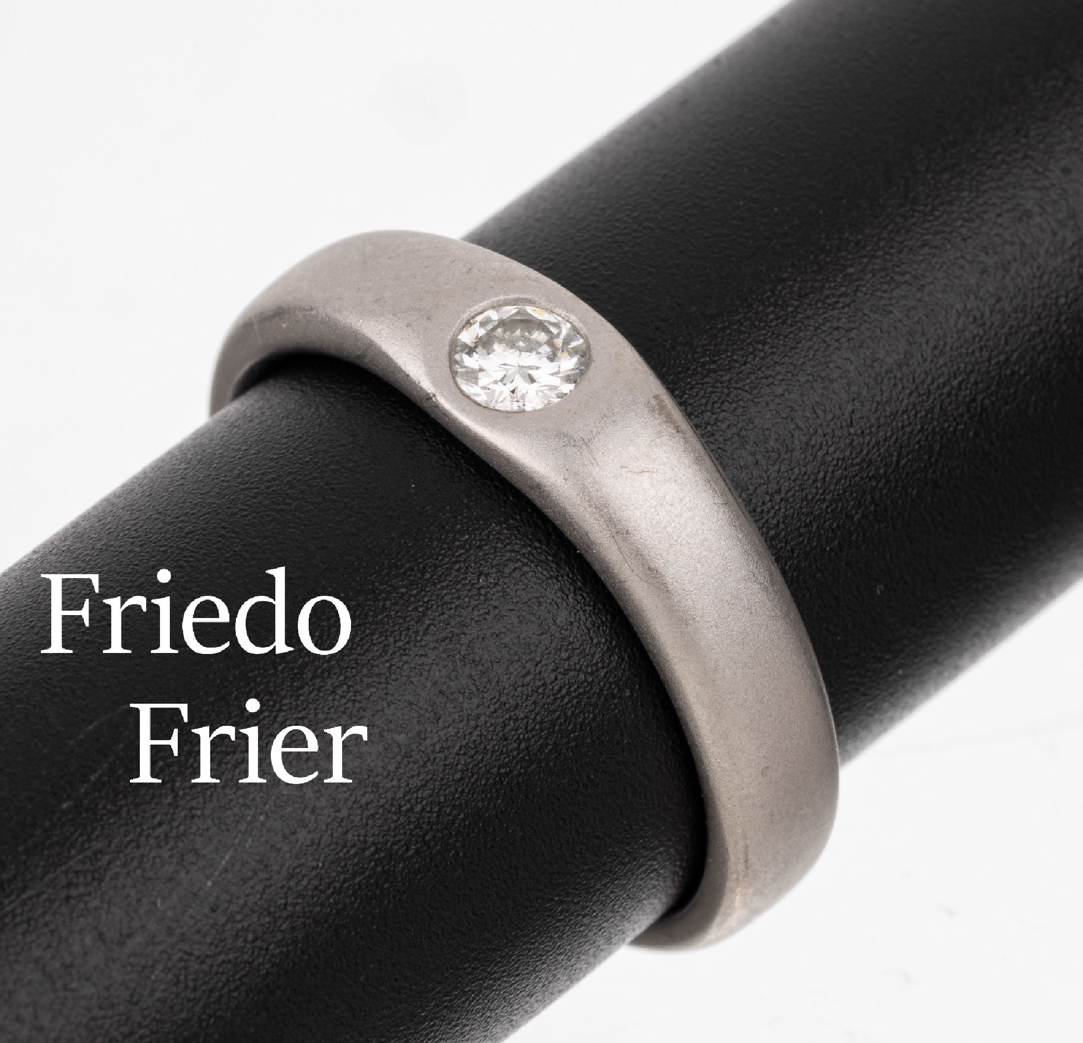 18 kt Gold Brillant-Ring, WG 750/000, sat.,einzelner Brillant ca. 0.25 ct (grav.) feines Weiß-Weiß/vs, RW 66, ca. 10.5 g, Hersteller Friedo ...