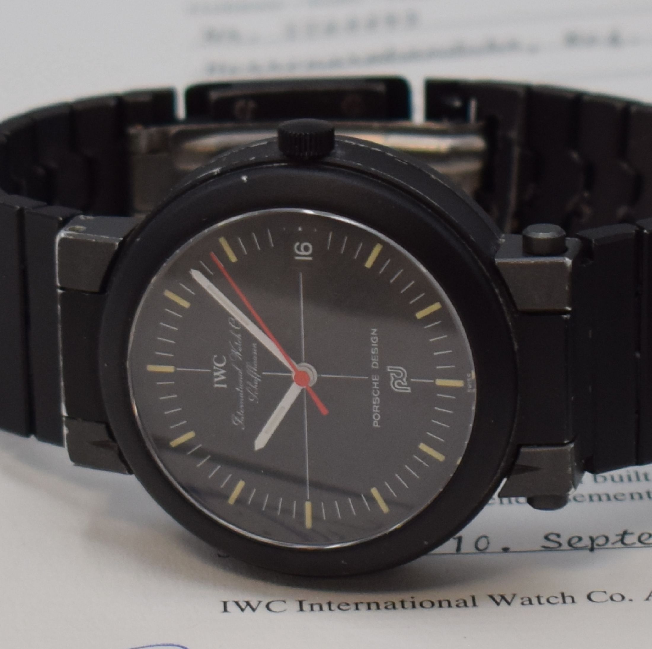 Detail a: IWC / PORSCHE DESIGN Herrenarmbanduhr mit Kompass im Bodenbereich Referenz 3510, aufklappbares geschwärztes Aluminiumgehäuse inkl. orig. ...