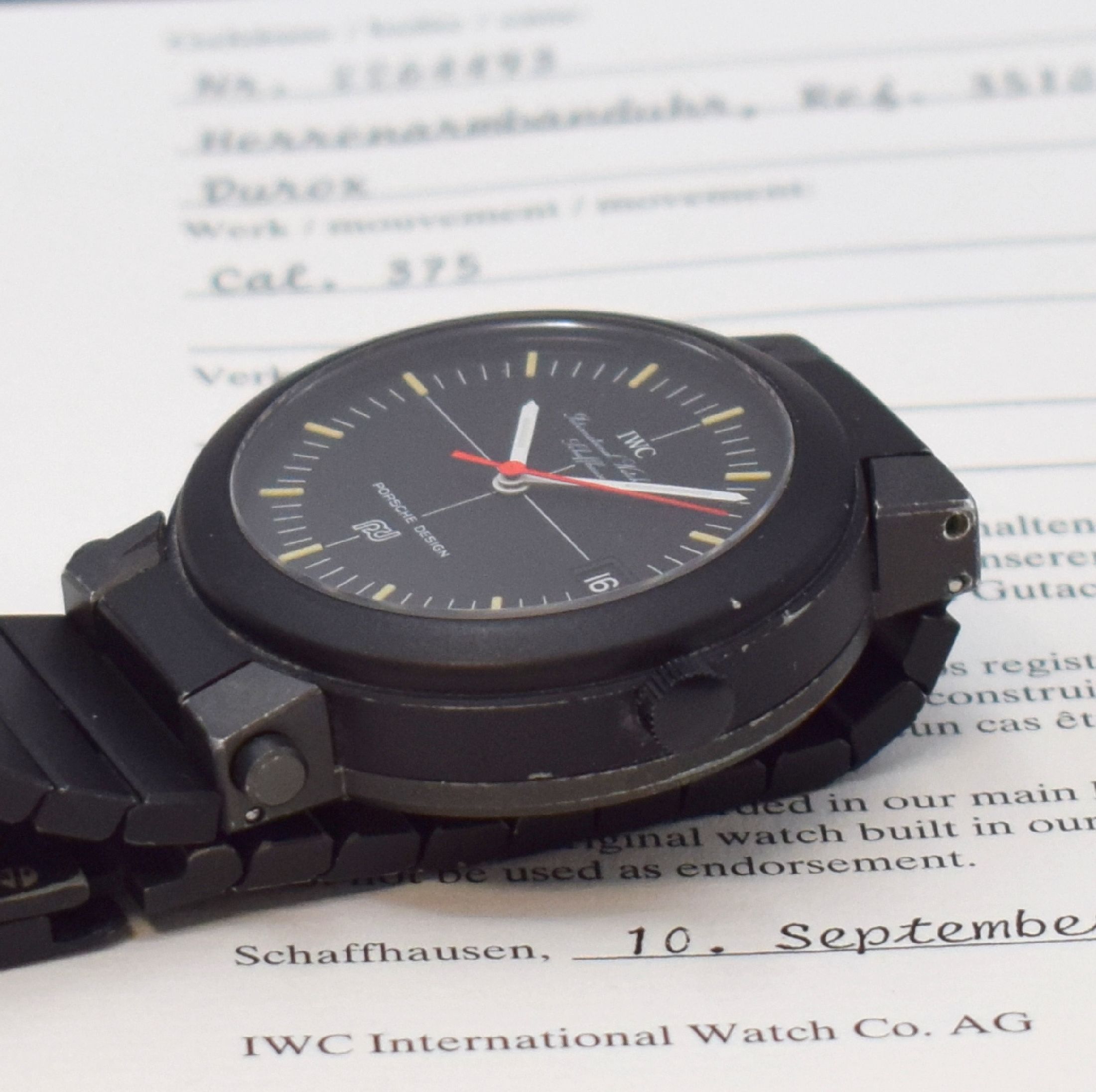Detail c: IWC / PORSCHE DESIGN Herrenarmbanduhr mit Kompass im Bodenbereich Referenz 3510, aufklappbares geschwärztes Aluminiumgehäuse inkl. orig. ...