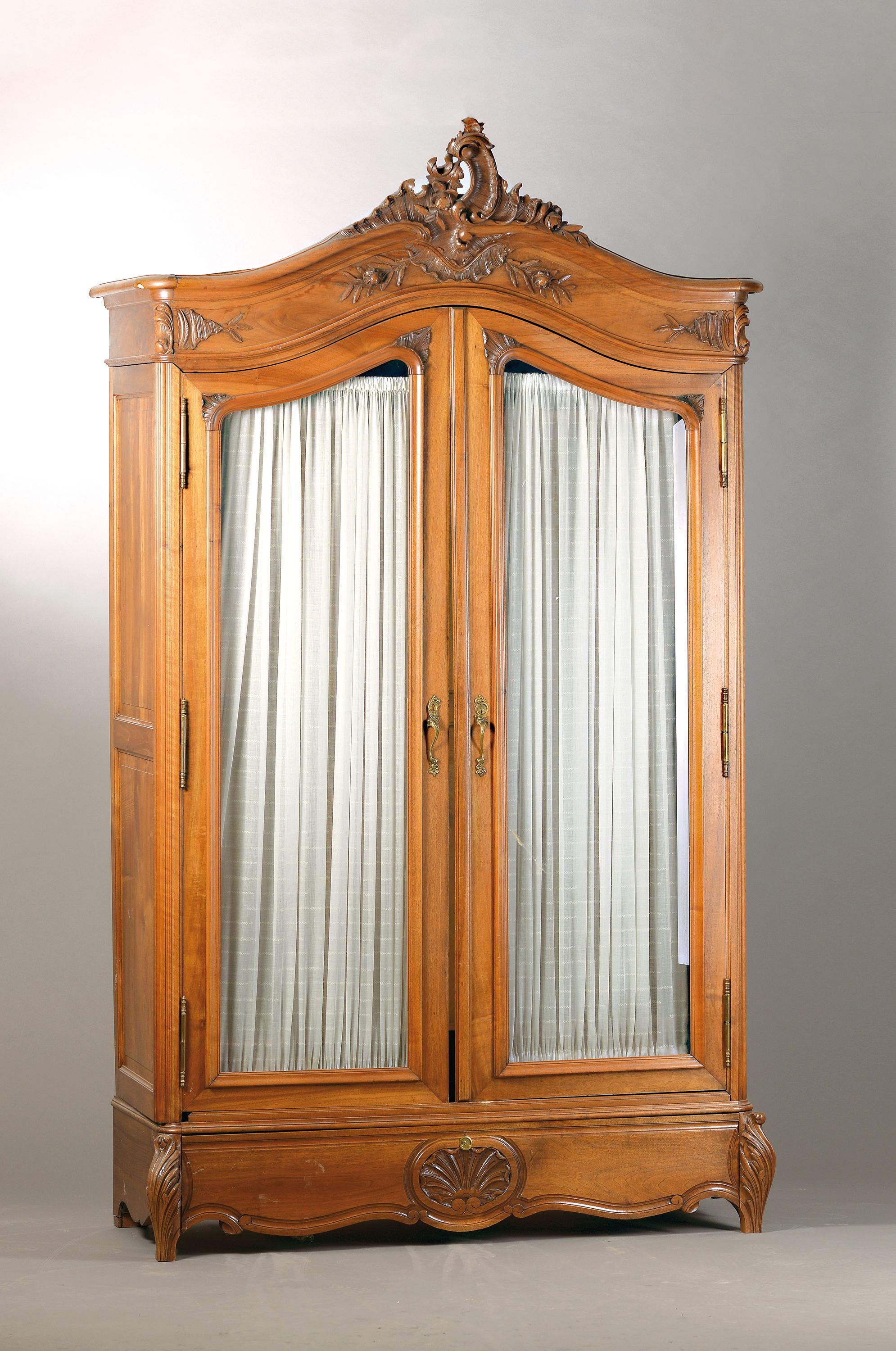 Schrank, um 1900, Frankreich, Nußbaum massiv, zweitürig verglast, innen mit Vorhängen, auf Rahmen gearbeitet, ohne Schlüssel, aufwendig ...