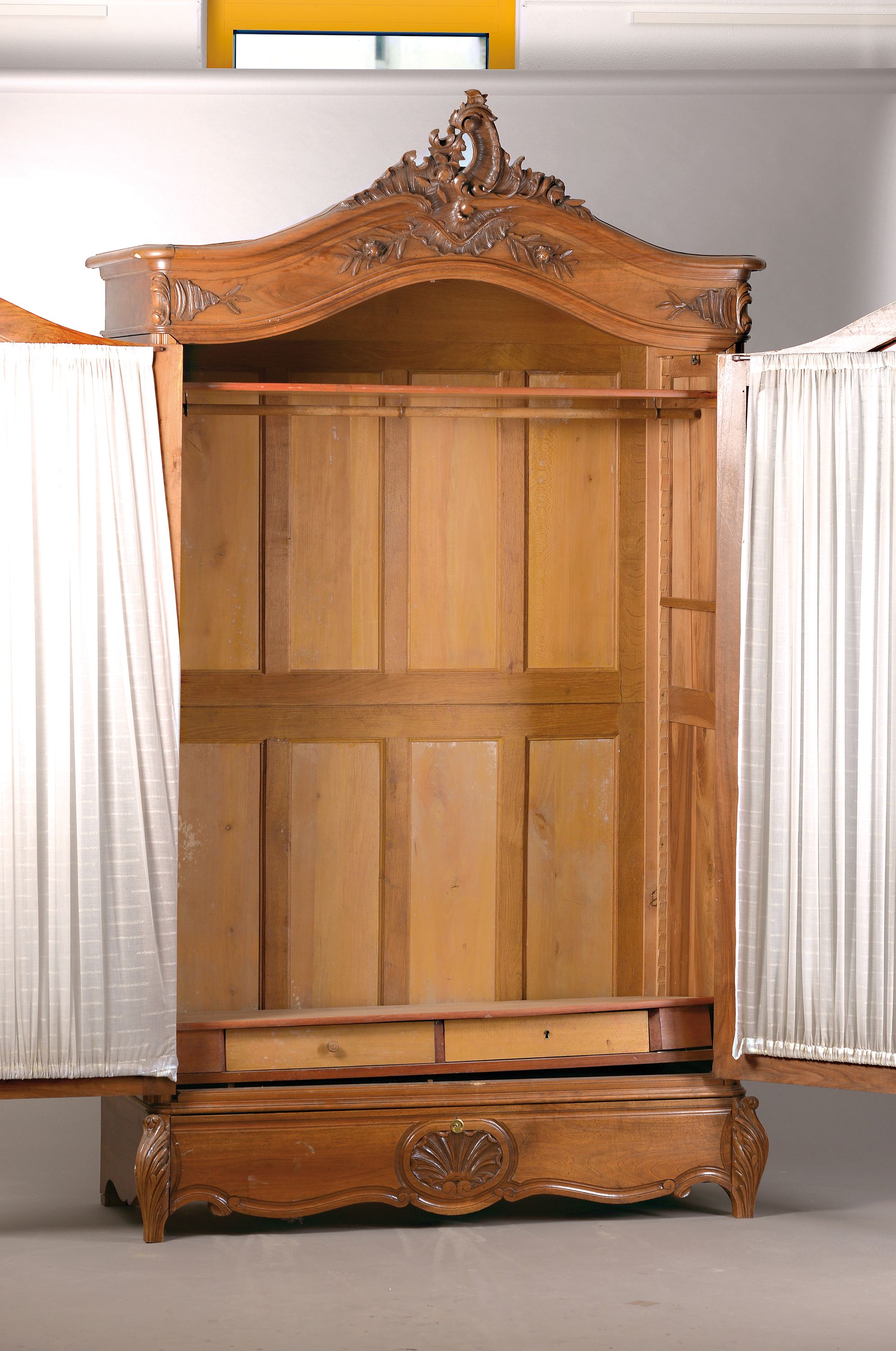 Detail a: Schrank, um 1900, Frankreich, Nußbaum massiv, zweitürig verglast, innen mit Vorhängen, auf Rahmen gearbeitet, ohne Schlüssel, aufwendig ...