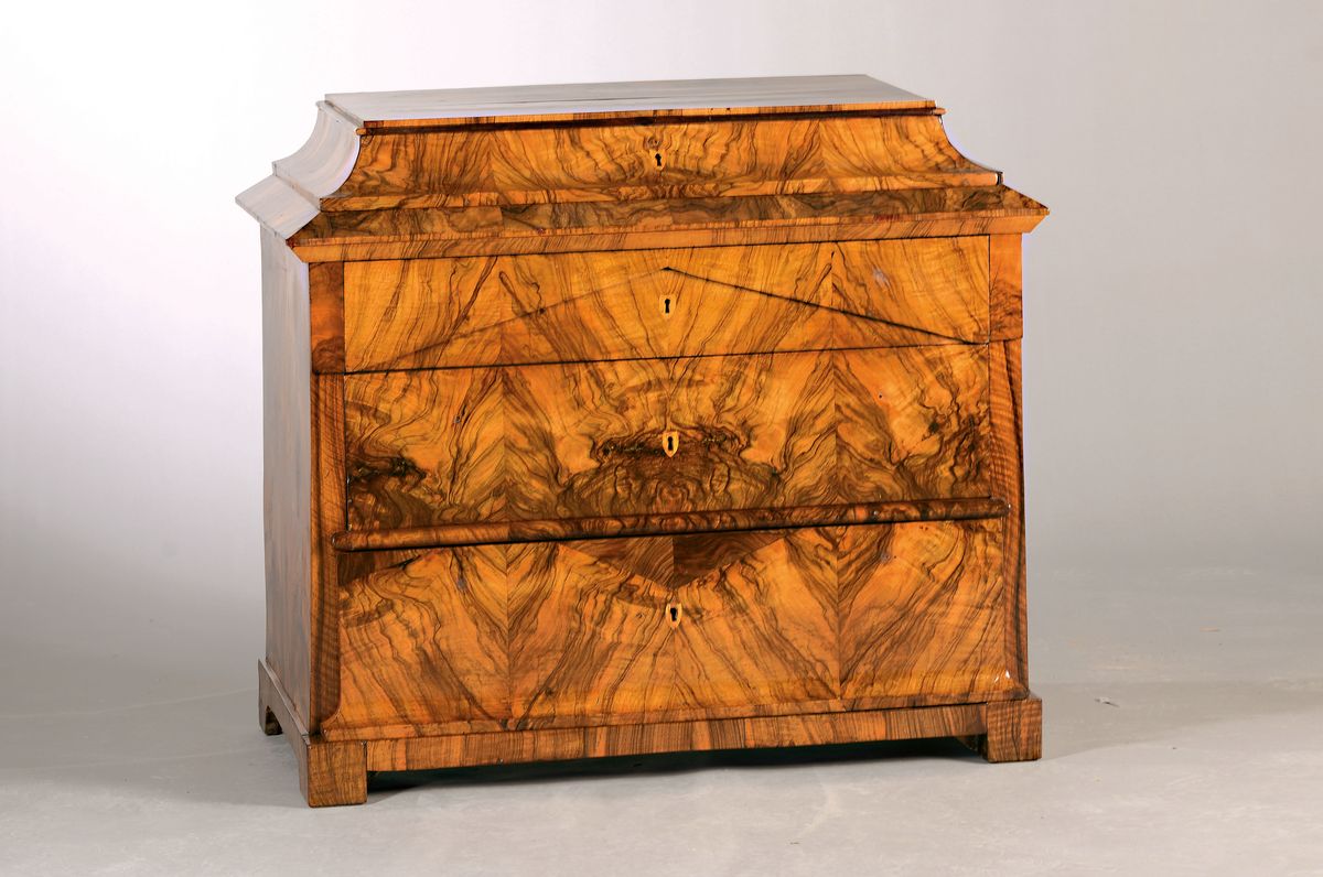 Biedermeier-Kommode, um 1820, wohl Mainz, Nußbaumfurnier, z.T. Nussbaumwurzel, 4 Schubladen, untere Schublade ohne Schloss, Plattenkante abgesetzt, ...