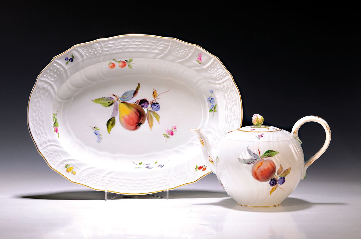 Teekanne und ovale Platte, Meissen, um 1890, Form Neubrandenstein, Deckelblume l. best., 2. Wahl, Platte L. 36.5 cm