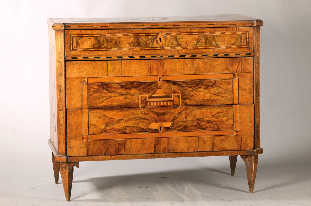 Louis-XVI.-Kommode, Kurpfalz/Pfalz, um 1780, Nussbaumfurnier, Ahorn- und Obstholzintarsien, Platte mit filetierten Quader- und Rauteneinlagen in ...
