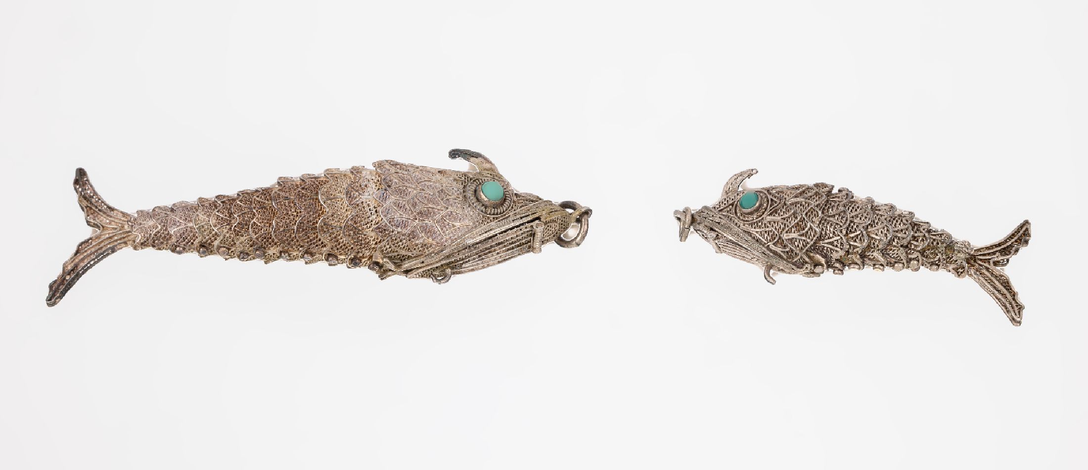 Konvolut 2 Duftfische, Silber, China 1950- 60er Jahre, Filigranarbeit, in sich bewegl., L. ca. 8 bzw. 5.5 cm