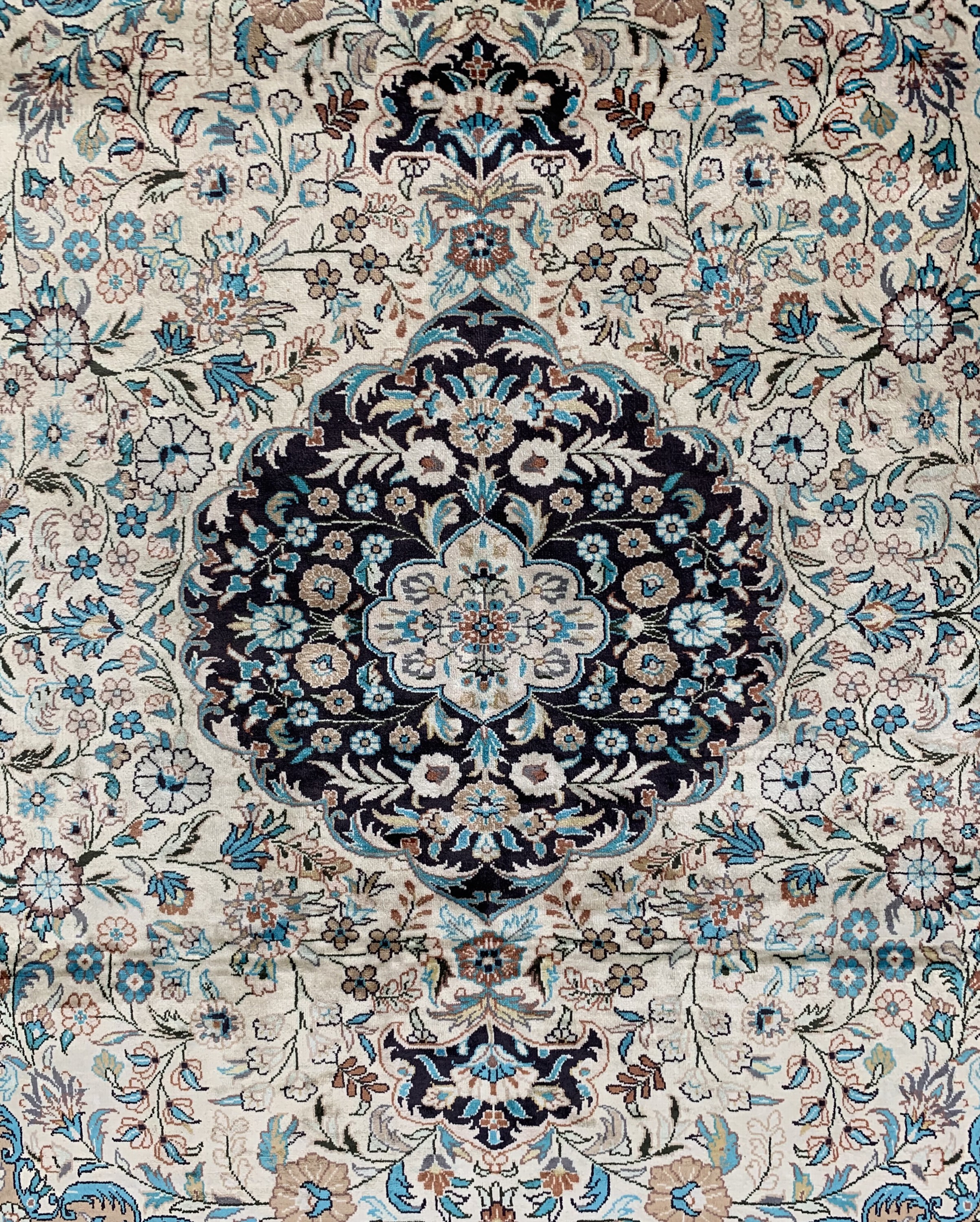 Detail b: Seidenteppich, China, ca. 40 Jahre, Seide auf Baumwolle, ca. 188 x 125 cm, EHZ: 2