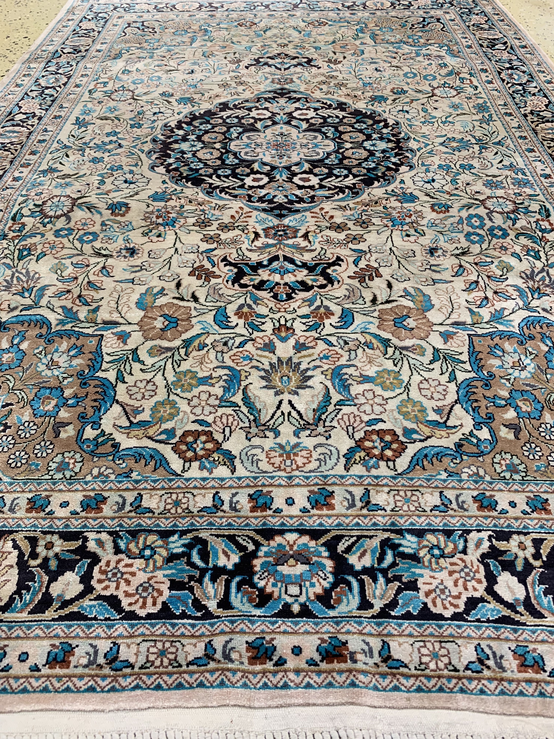 Detail c: Seidenteppich, China, ca. 40 Jahre, Seide auf Baumwolle, ca. 188 x 125 cm, EHZ: 2