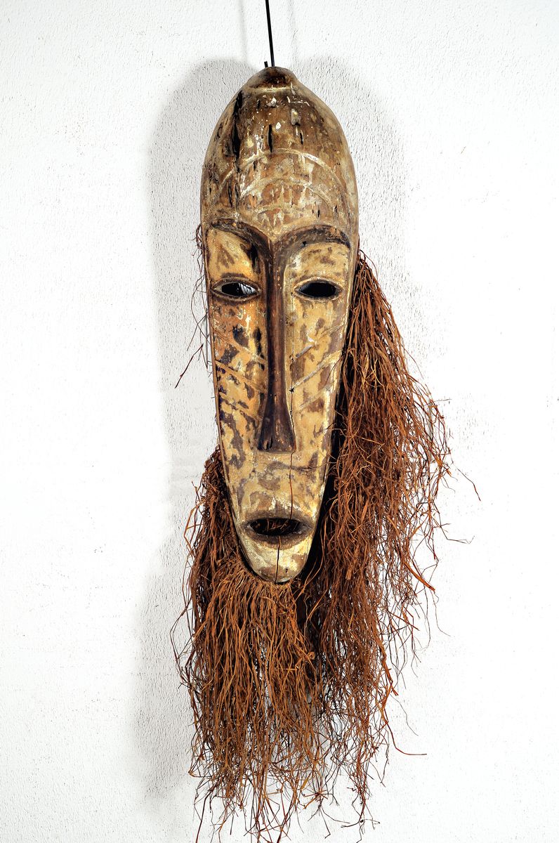 Gesichtsmaske mit Raffiakranz, Fang, Gabun, Holz geschnitzt, Kaolinfassung, Kranz aus Raffiagewebe, Altersspuren, H. 60 cm