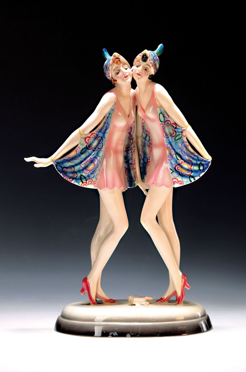 Art-Deco-Figur, Goldscheider, Entwurf Dakon, Nr. 6712, Steingut, am Sockel signiert, zwei Tänzerinnen, eine Hand abgebrochen und vorhanden, am ...