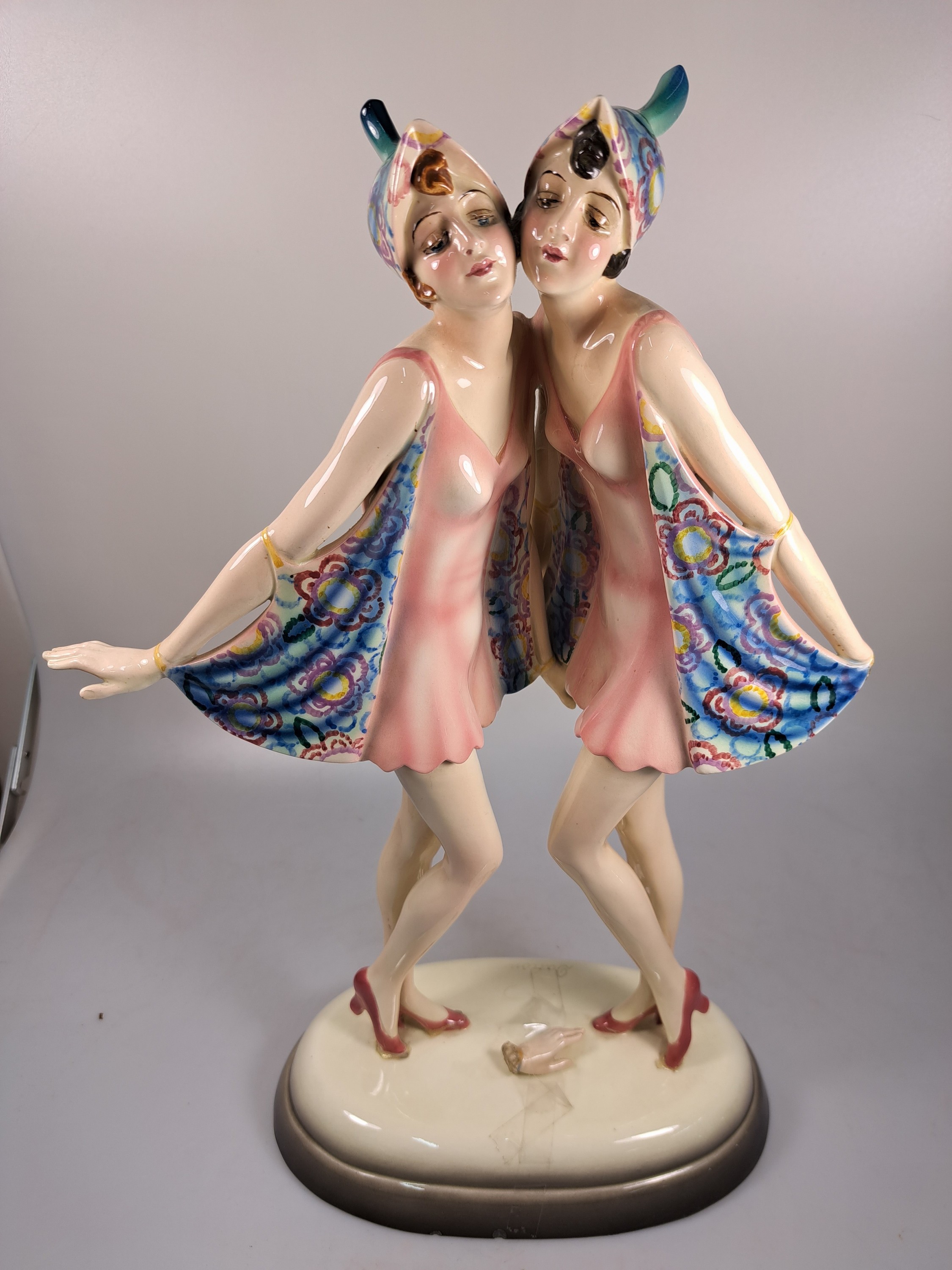 Detail a: Art-Deco-Figur, Goldscheider, Entwurf Dakon, Nr. 6712, Steingut, am Sockel signiert, zwei Tänzerinnen, eine Hand abgebrochen und vorhanden, am ...