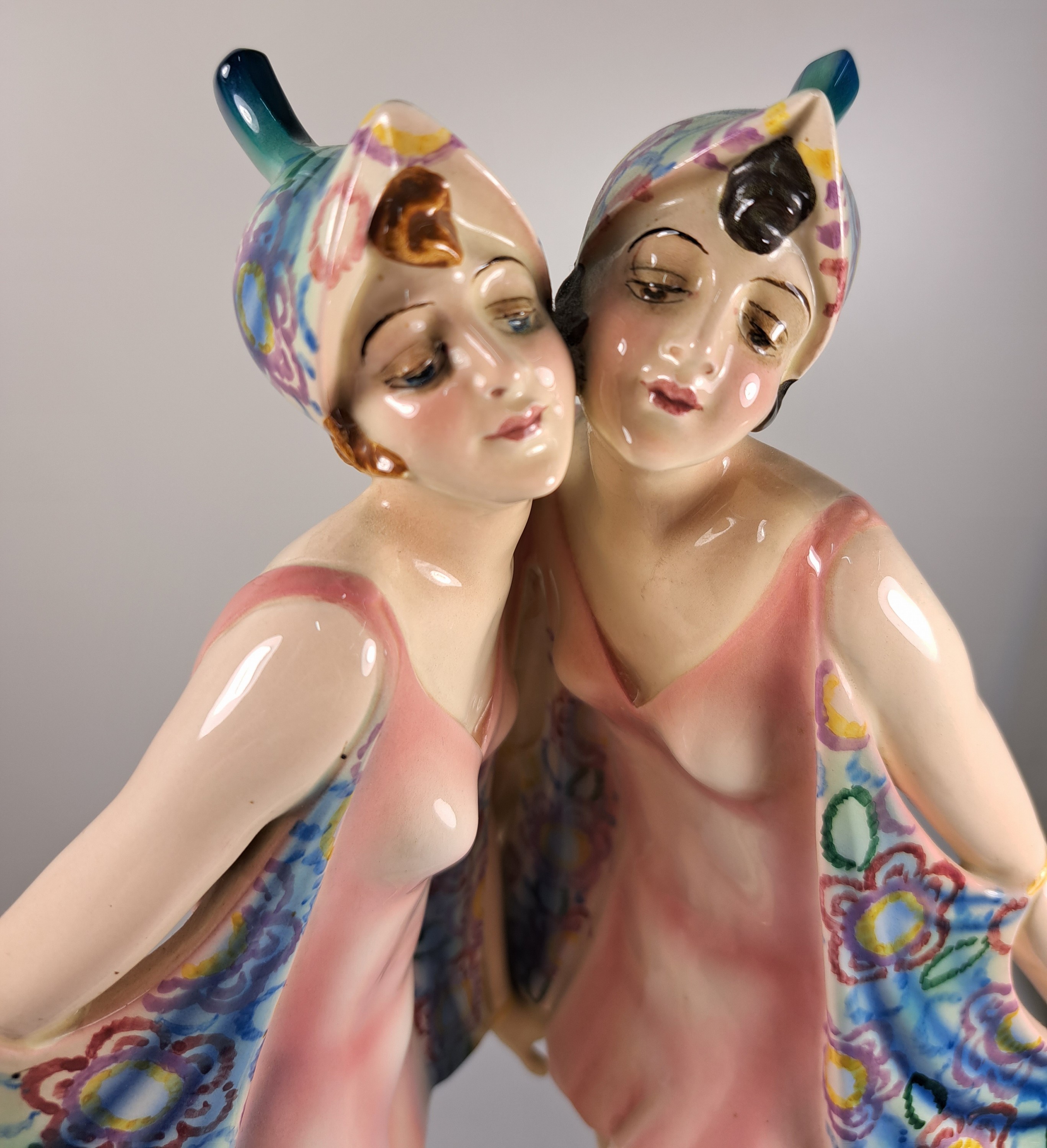 Detail b: Art-Deco-Figur, Goldscheider, Entwurf Dakon, Nr. 6712, Steingut, am Sockel signiert, zwei Tänzerinnen, eine Hand abgebrochen und vorhanden, am ...