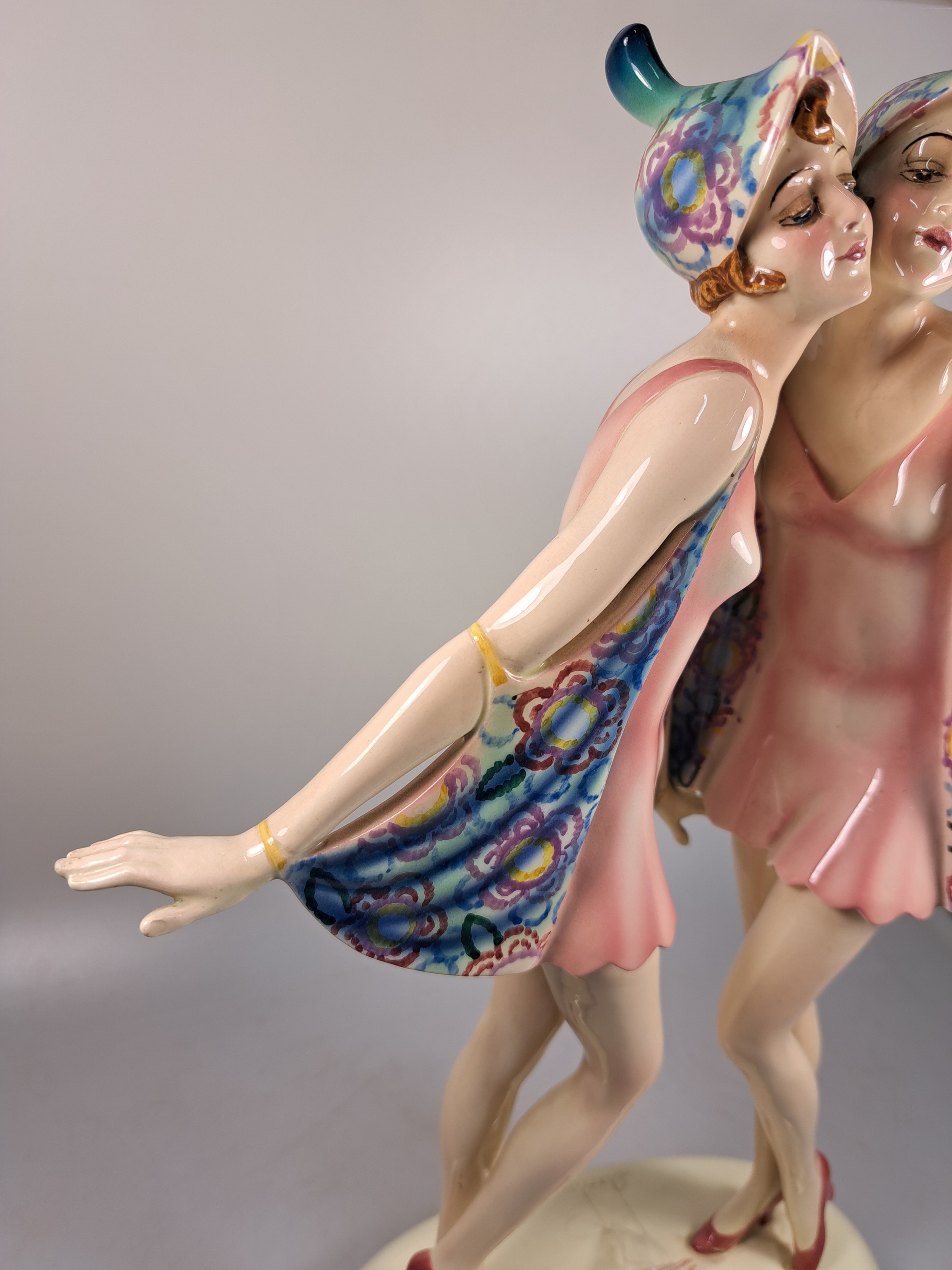 Detail c: Art-Deco-Figur, Goldscheider, Entwurf Dakon, Nr. 6712, Steingut, am Sockel signiert, zwei Tänzerinnen, eine Hand abgebrochen und vorhanden, am ...