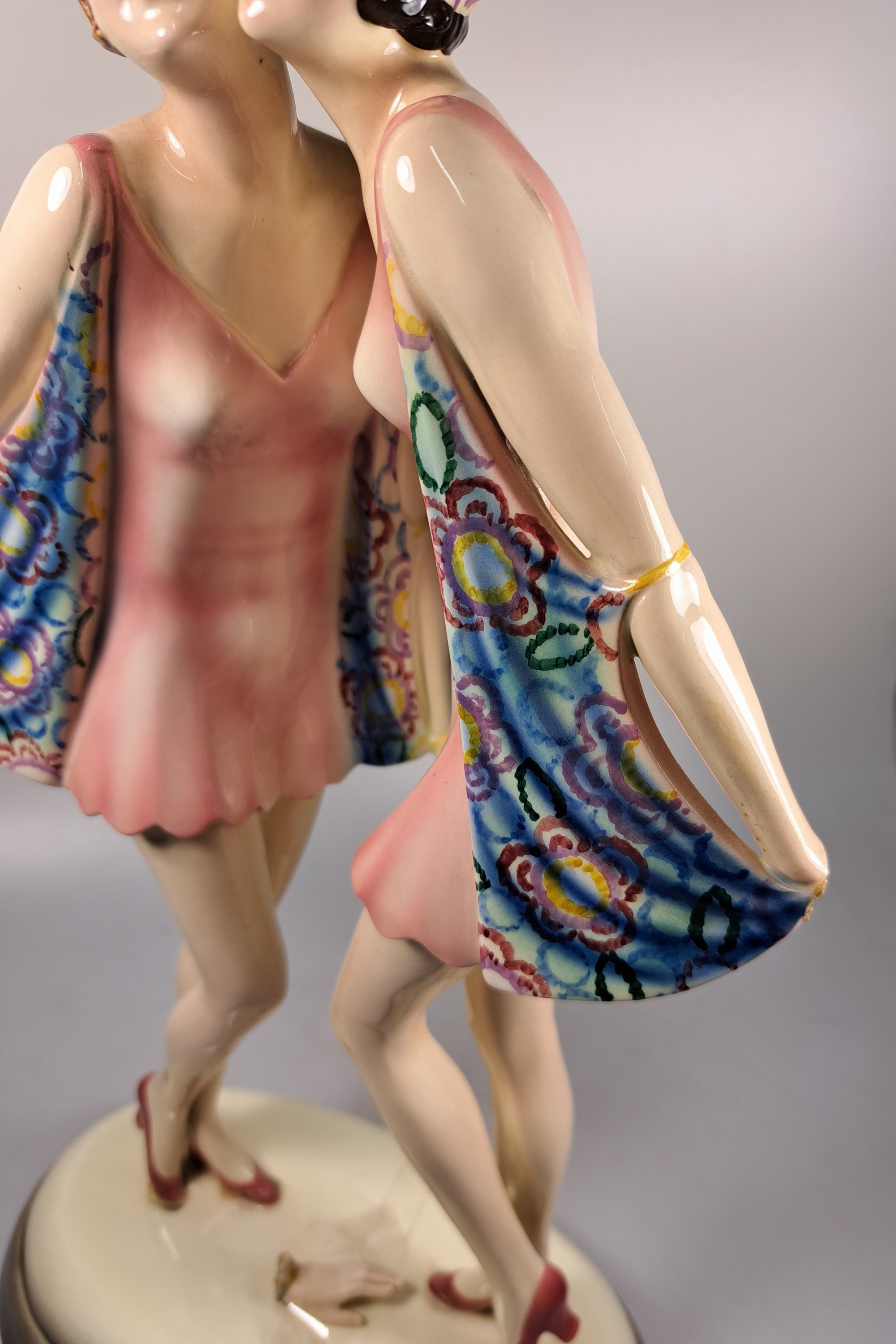 Detail d: Art-Deco-Figur, Goldscheider, Entwurf Dakon, Nr. 6712, Steingut, am Sockel signiert, zwei Tänzerinnen, eine Hand abgebrochen und vorhanden, am ...