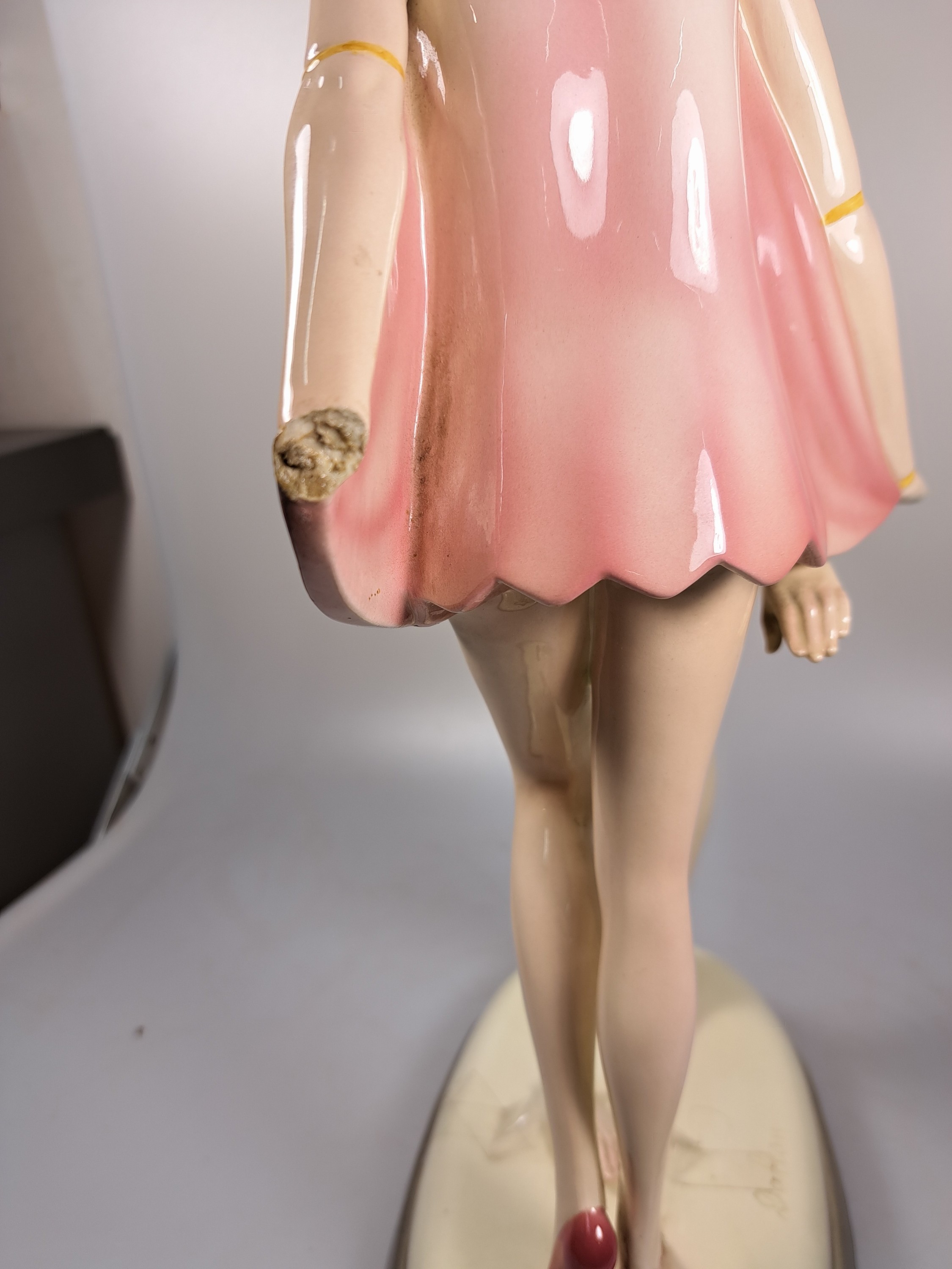Detail e: Art-Deco-Figur, Goldscheider, Entwurf Dakon, Nr. 6712, Steingut, am Sockel signiert, zwei Tänzerinnen, eine Hand abgebrochen und vorhanden, am ...