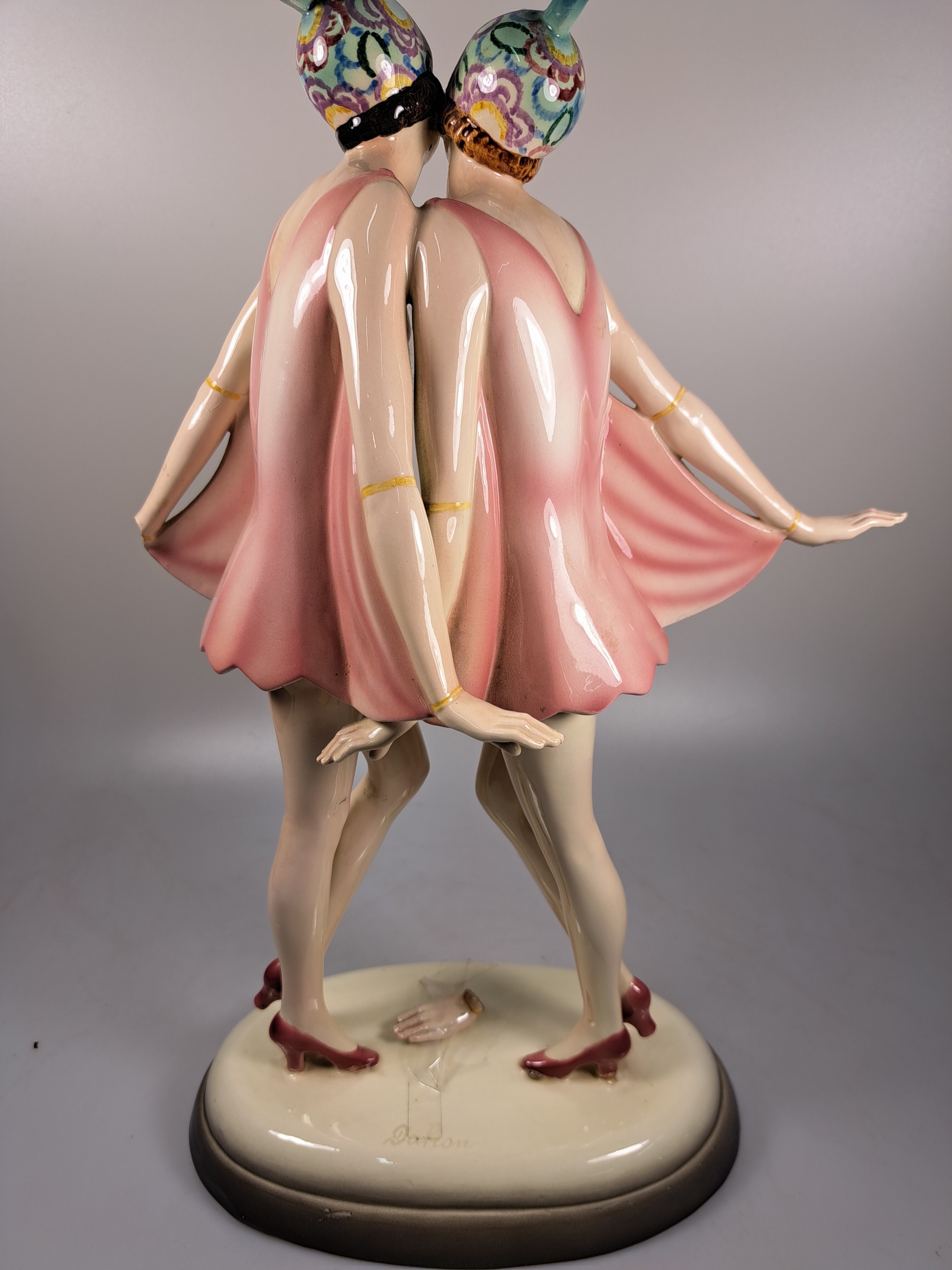 Detail g: Art-Deco-Figur, Goldscheider, Entwurf Dakon, Nr. 6712, Steingut, am Sockel signiert, zwei Tänzerinnen, eine Hand abgebrochen und vorhanden, am ...
