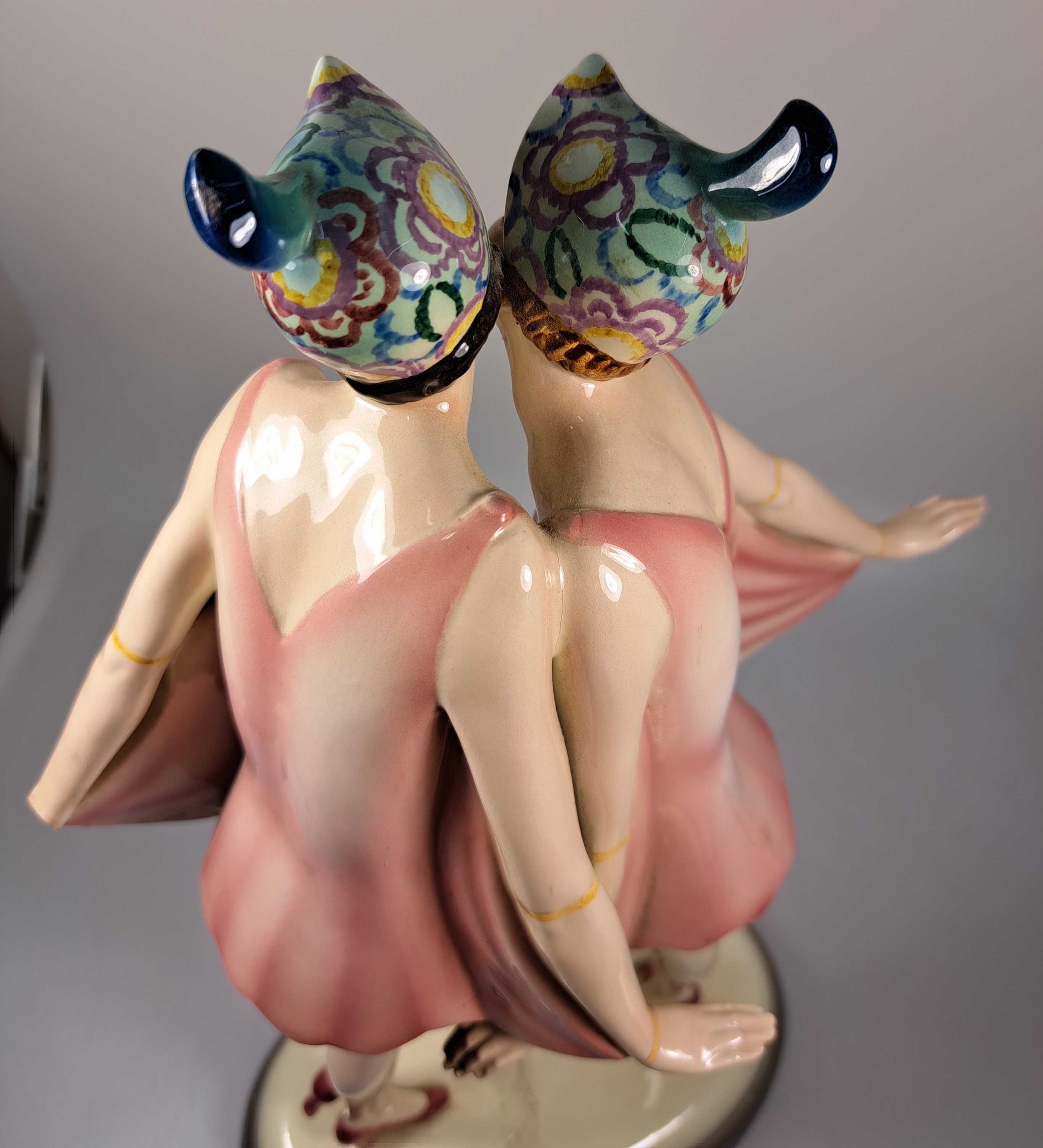 Detail k: Art-Deco-Figur, Goldscheider, Entwurf Dakon, Nr. 6712, Steingut, am Sockel signiert, zwei Tänzerinnen, eine Hand abgebrochen und vorhanden, am ...