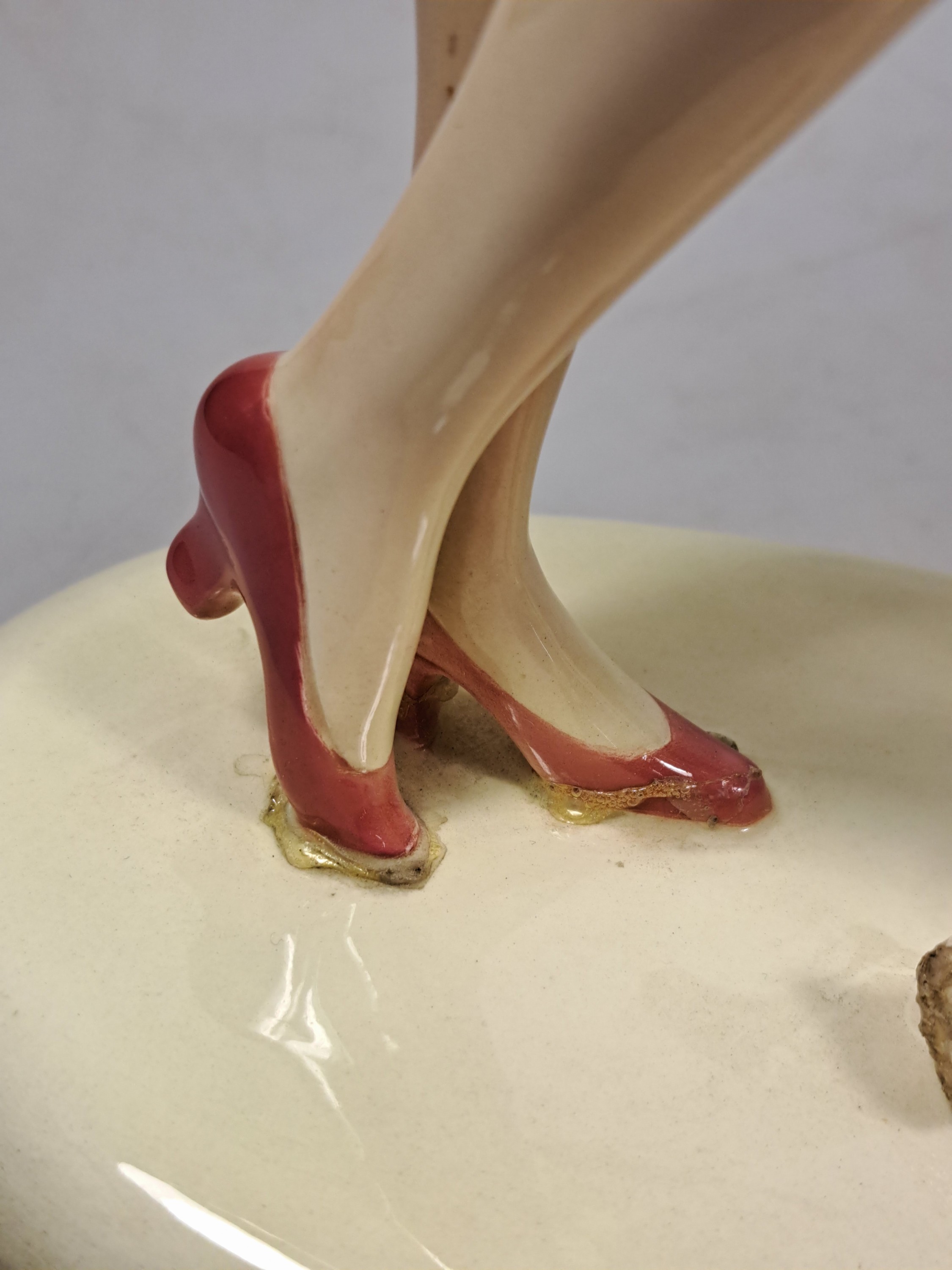 Detail l: Art-Deco-Figur, Goldscheider, Entwurf Dakon, Nr. 6712, Steingut, am Sockel signiert, zwei Tänzerinnen, eine Hand abgebrochen und vorhanden, am ...