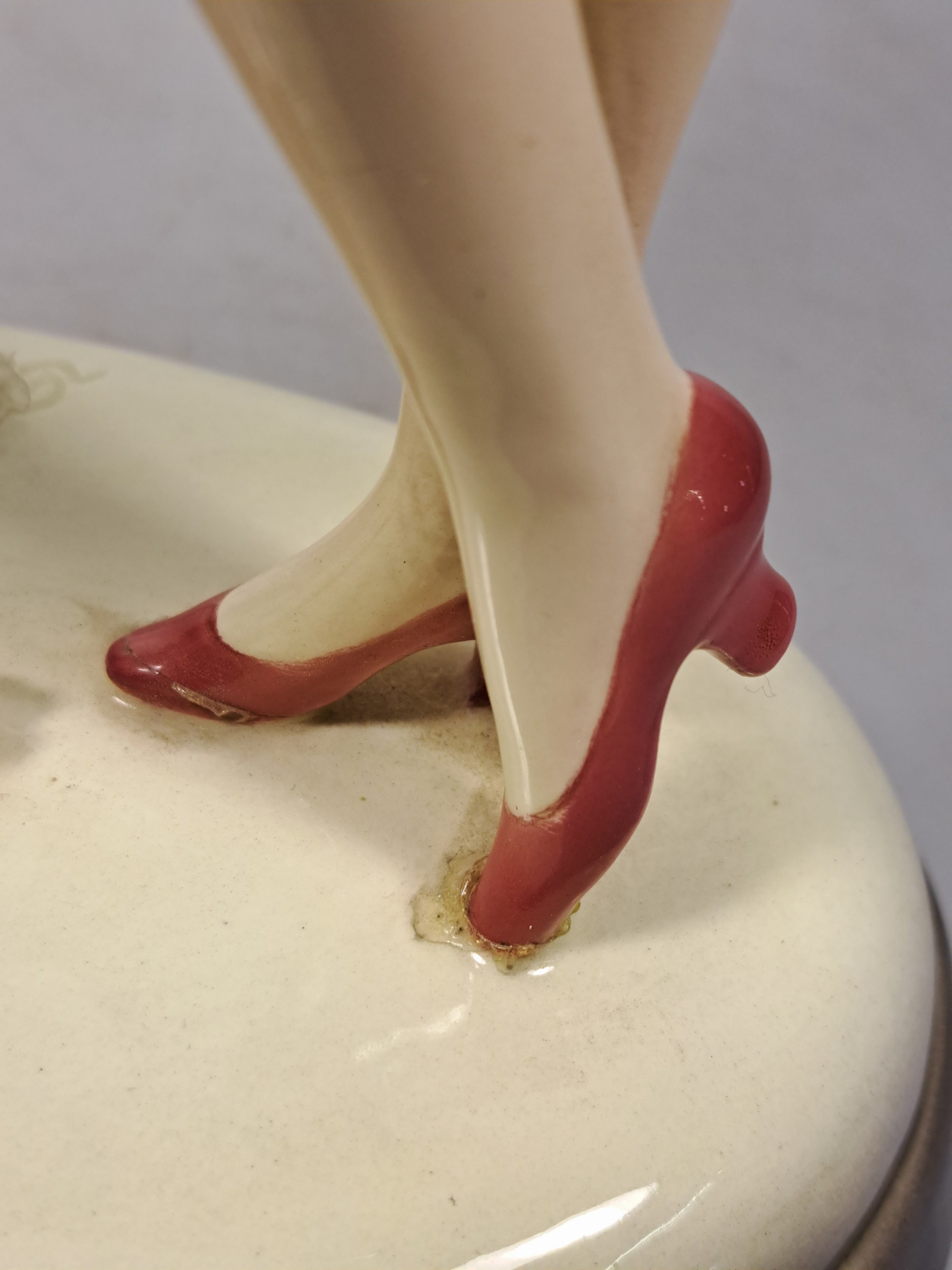 Detail m: Art-Deco-Figur, Goldscheider, Entwurf Dakon, Nr. 6712, Steingut, am Sockel signiert, zwei Tänzerinnen, eine Hand abgebrochen und vorhanden, am ...