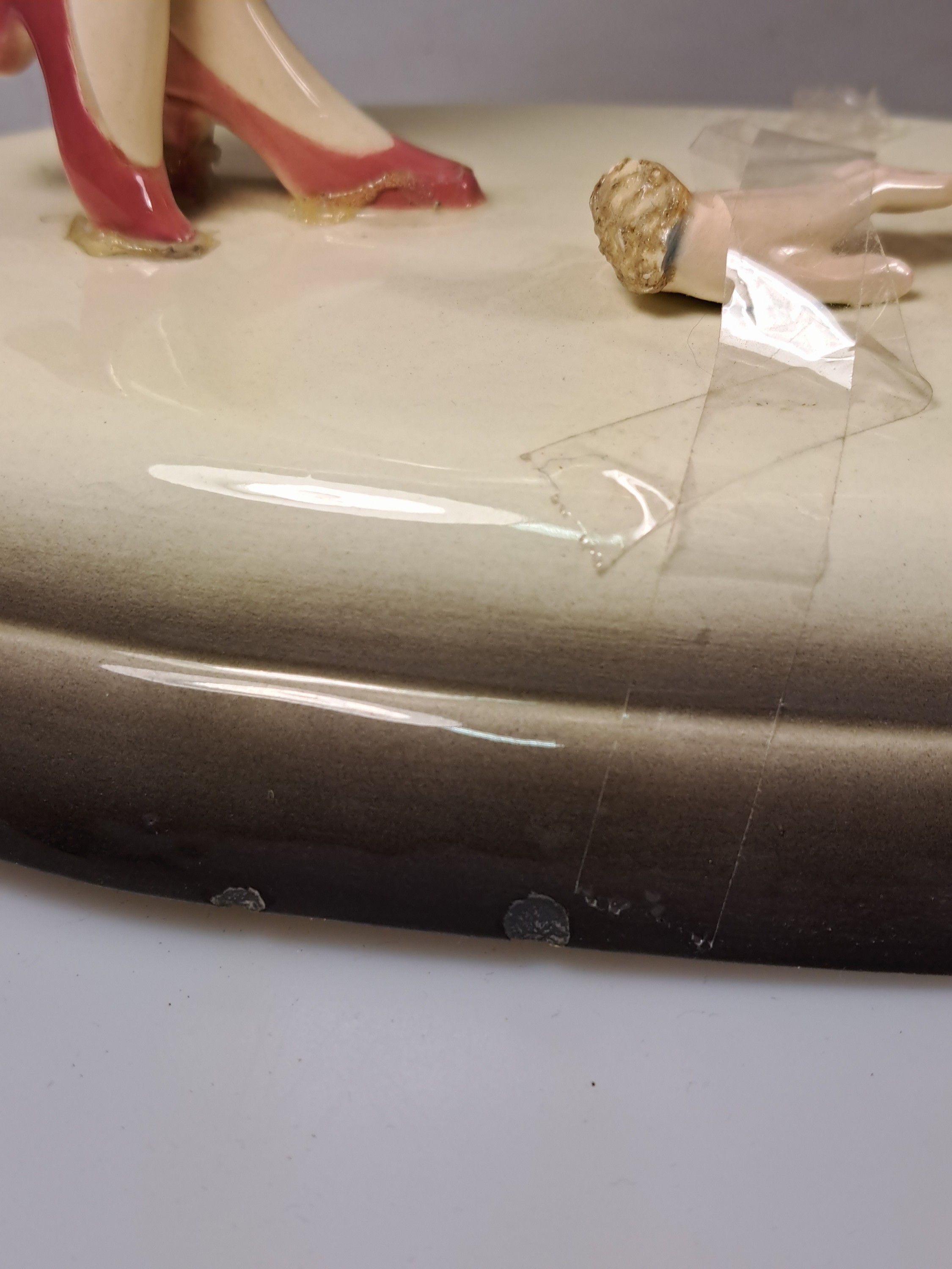 Detail o: Art-Deco-Figur, Goldscheider, Entwurf Dakon, Nr. 6712, Steingut, am Sockel signiert, zwei Tänzerinnen, eine Hand abgebrochen und vorhanden, am ...