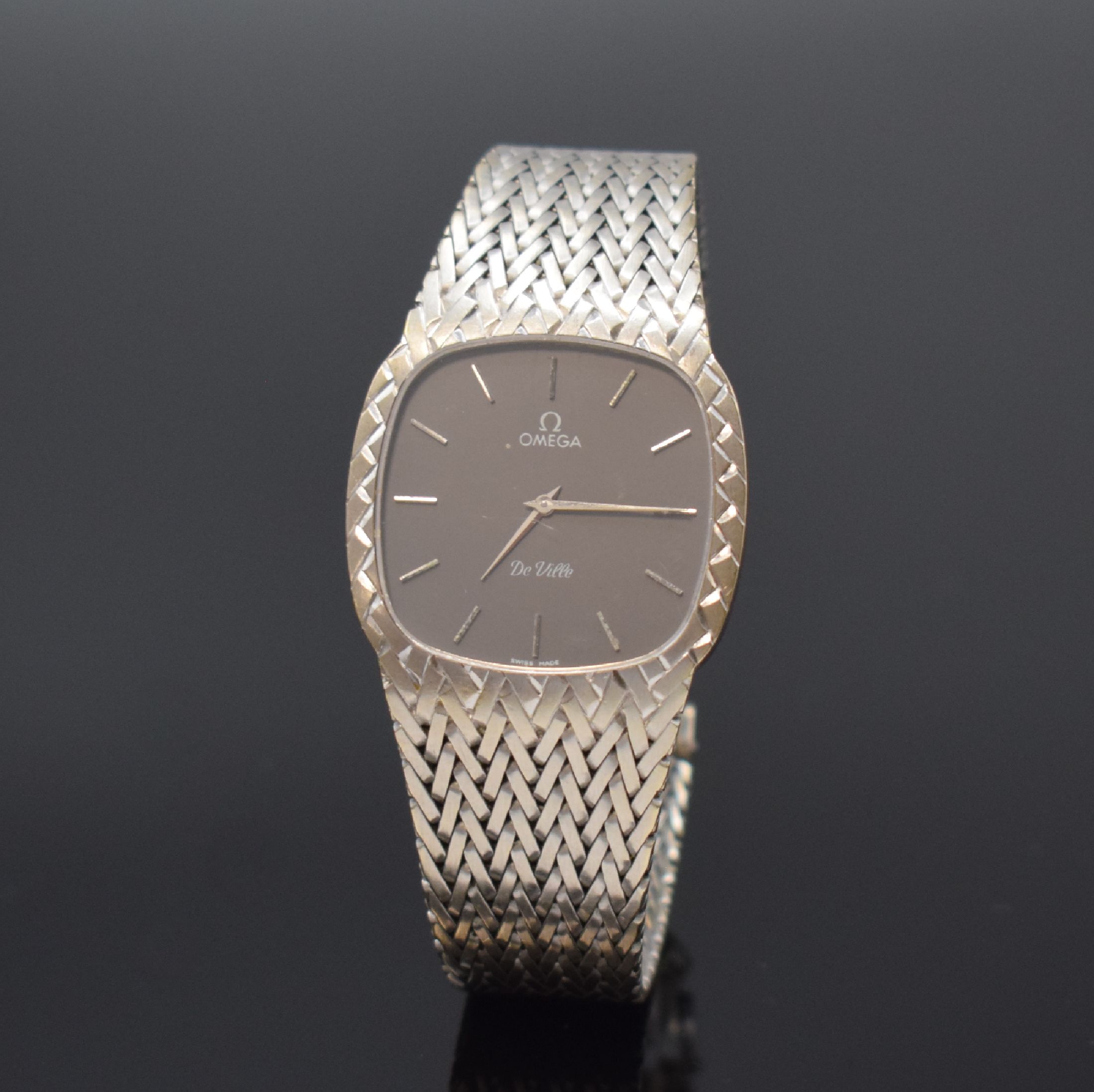 OMEGA De Ville Armbanduhr in 18k rhodiniertem Gold, Schweiz um 1980, quarz, Boden aufgedr., graues Zifferbl. m. silb. Std.-Ind., silb. Zeiger, M. ca. ...