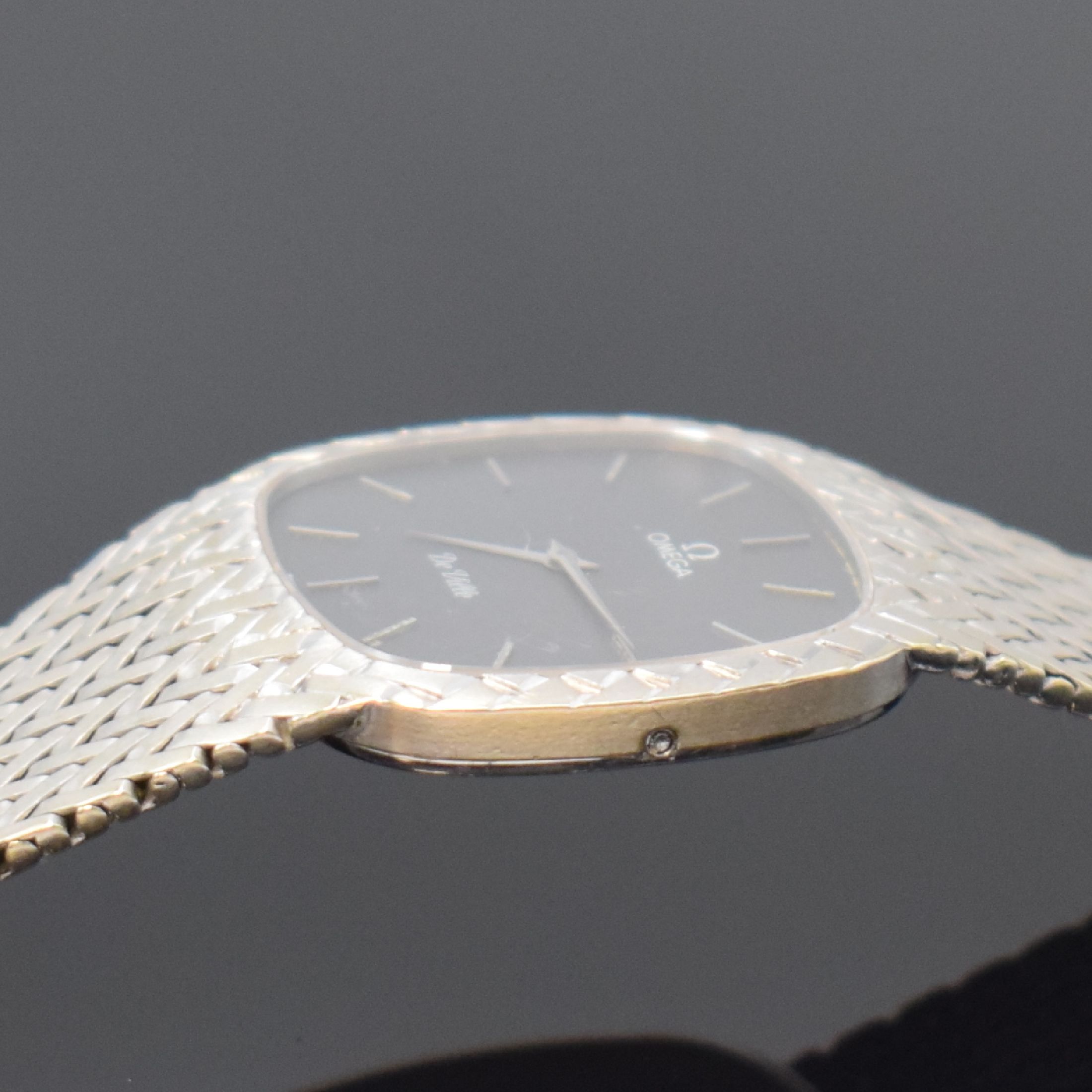 Detail c: OMEGA De Ville Armbanduhr in 18k rhodiniertem Gold, Schweiz um 1980, quarz, Boden aufgedr., graues Zifferbl. m. silb. Std.-Ind., silb. Zeiger, M. ca. ...