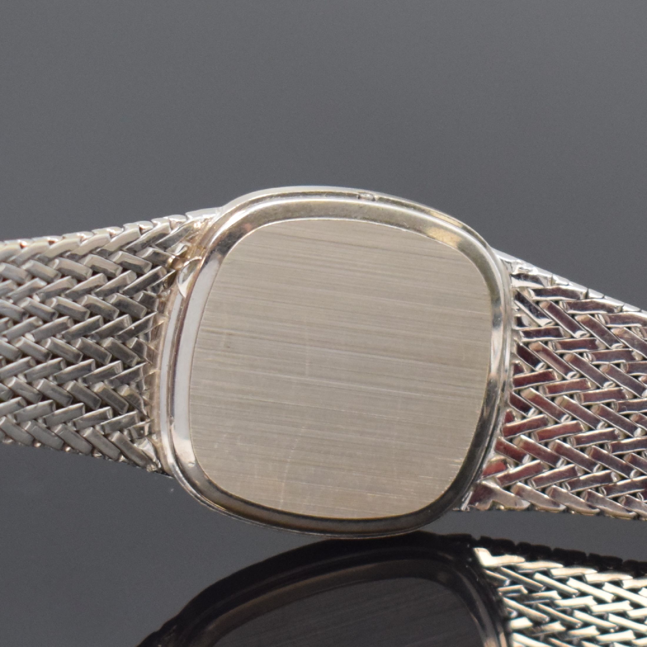 Detail e: OMEGA De Ville Armbanduhr in 18k rhodiniertem Gold, Schweiz um 1980, quarz, Boden aufgedr., graues Zifferbl. m. silb. Std.-Ind., silb. Zeiger, M. ca. ...