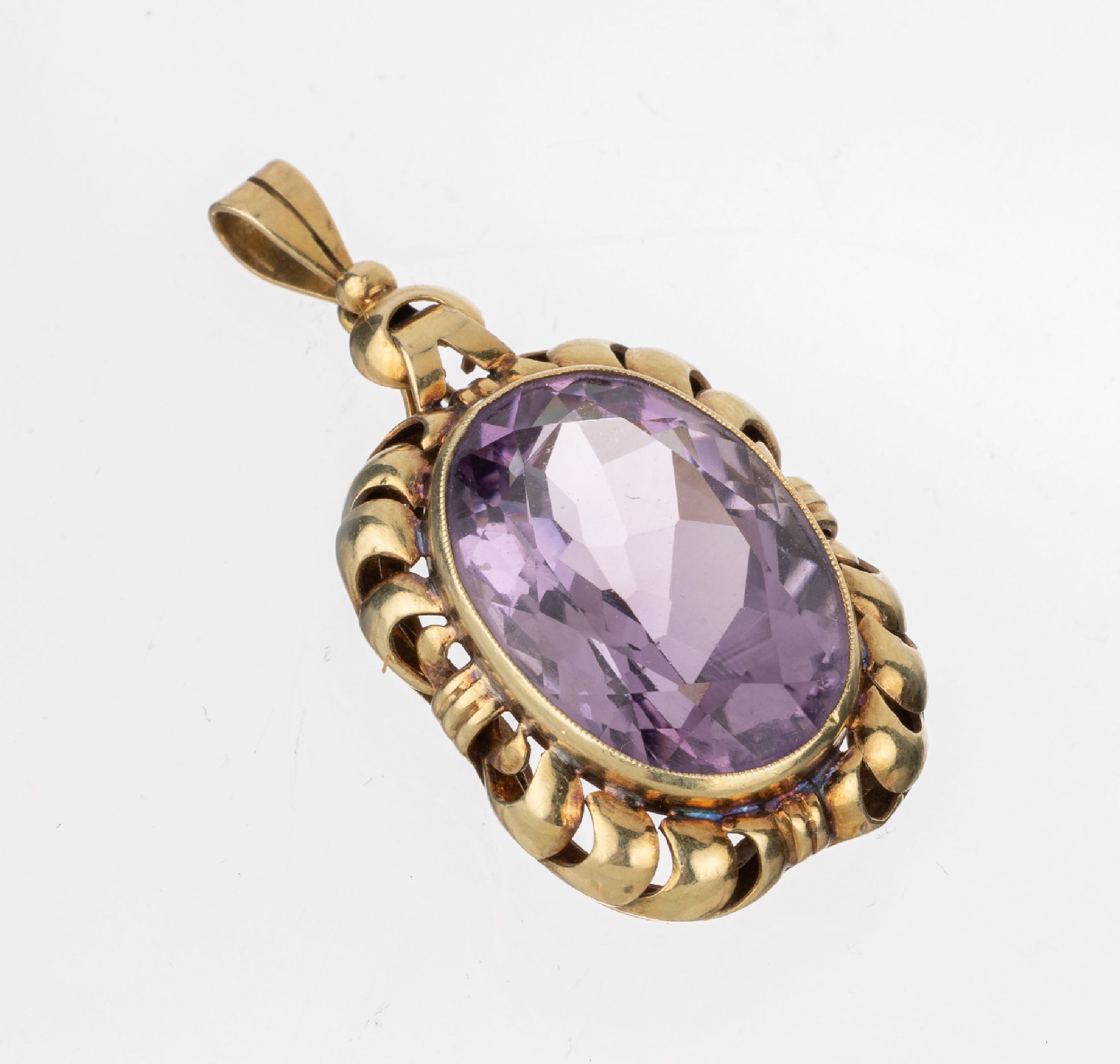 14 kt Gold Amethyst-Anhänger, 1950er Jahre, GG 585/000, mittig ovalfacett. Amethyst ca. 18.0 ct, ca. 4 x 1.8 cm, Handarbeit, ca. 7.6 g