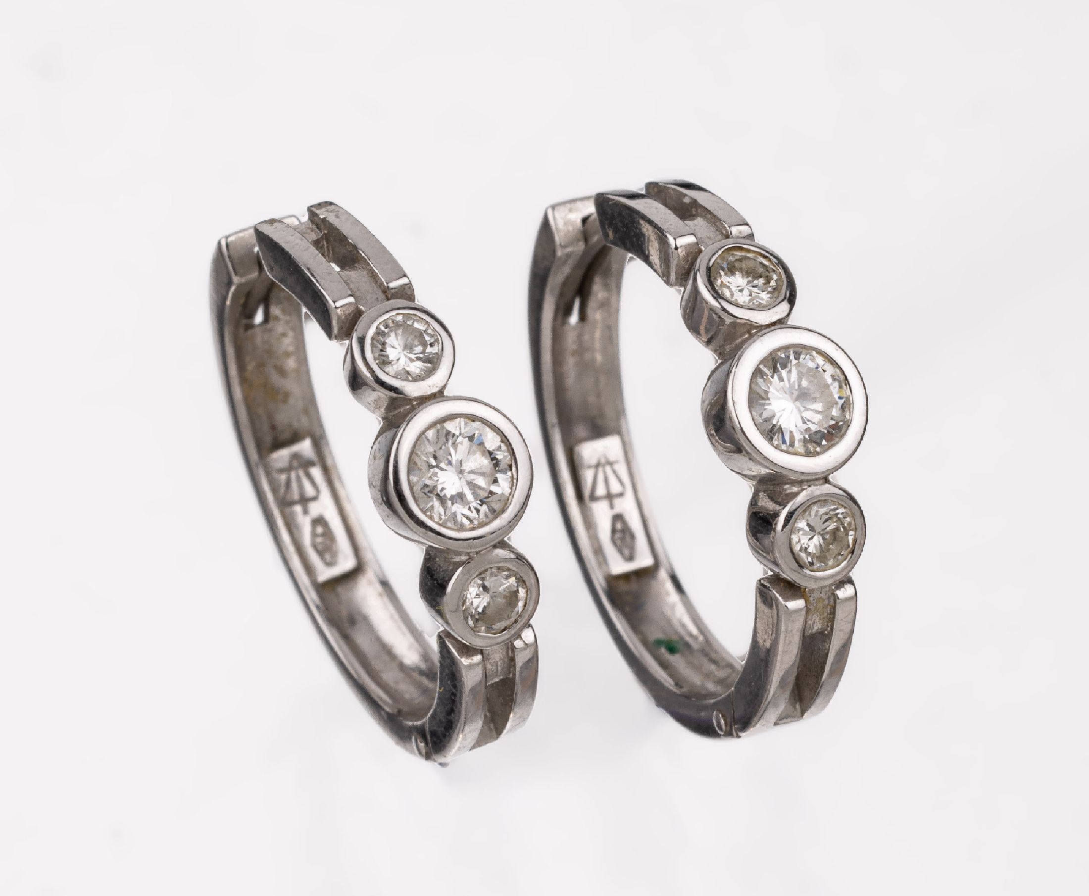 Paar 18 kt Gold Brillant-Ohrcreolen, WG 750/000, 6 Brillanten zus. ca. 0.60 ct Weiß/si, D. ca. 1.8 cm, ca. 5.8 g, Meistermarke unged.
