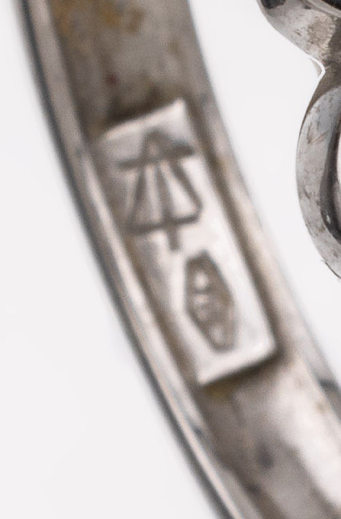 Detail a: Paar 18 kt Gold Brillant-Ohrcreolen, WG 750/000, 6 Brillanten zus. ca. 0.60 ct Weiß/si, D. ca. 1.8 cm, ca. 5.8 g, Meistermarke unged.