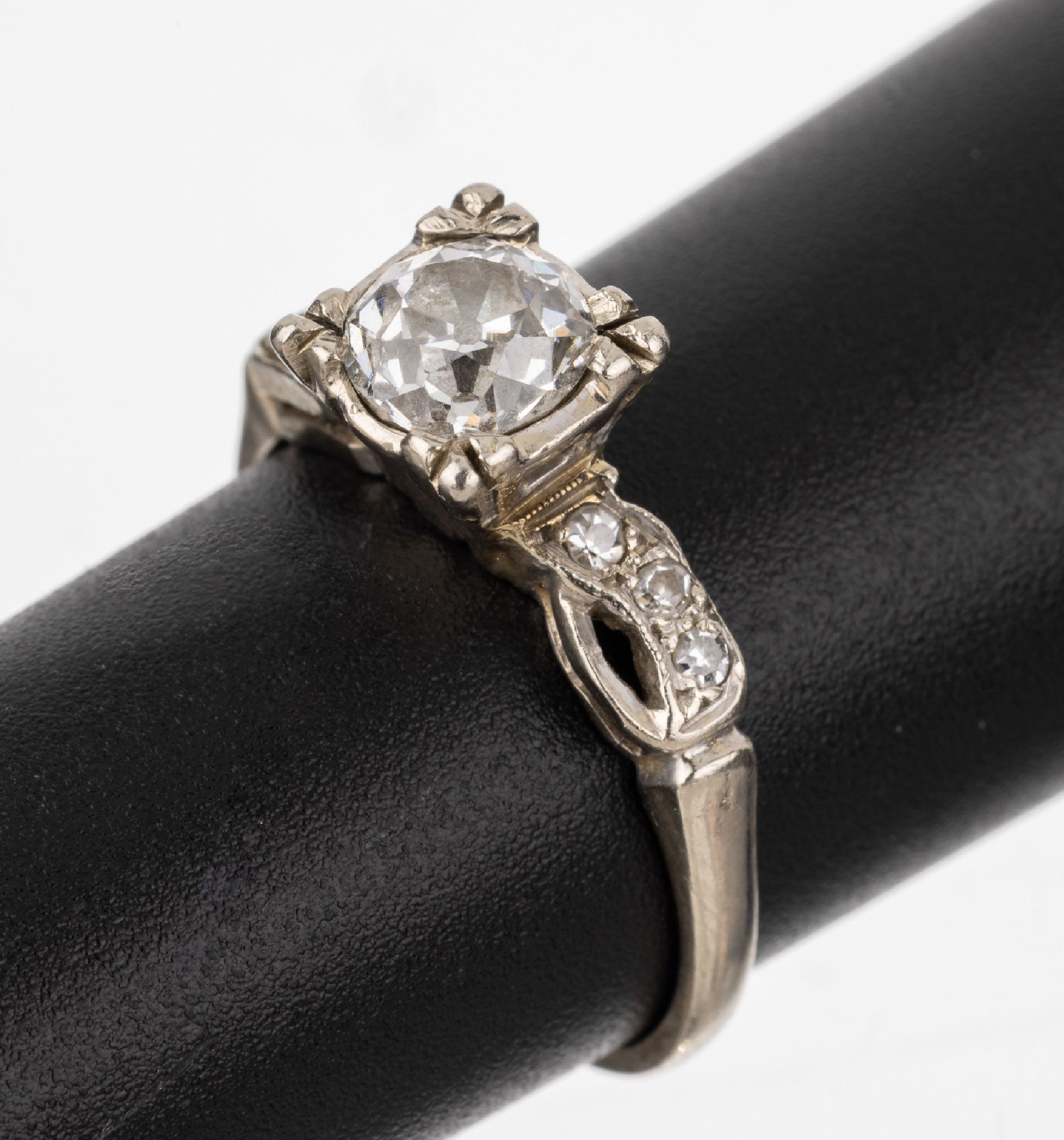 14 kt Gold Diamant-Ring, WG 585/000, mittigerhaben gefasster Altschliffdiamant ca. 0.70 ct Weiß/si, seitl. 6 8/8-Diamanten zus. ca. 0.03 ct ...