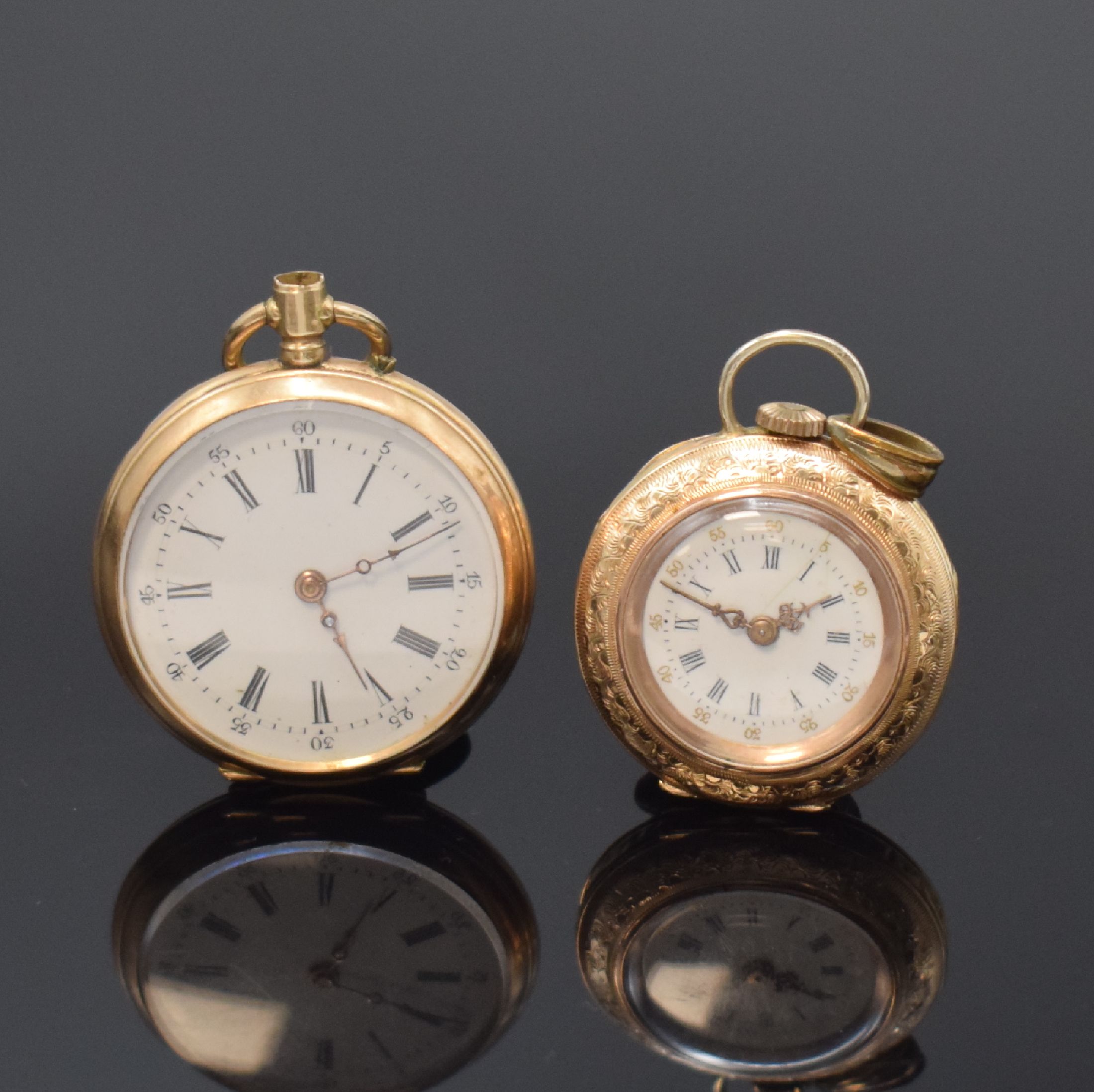 2 Offene Taschenuhren in RG 585/000, Schweiz um 1880/1900, 1x floral grav. Geh. dell., 1x glattes Geh. dell., beide rücks. floral grav., ...