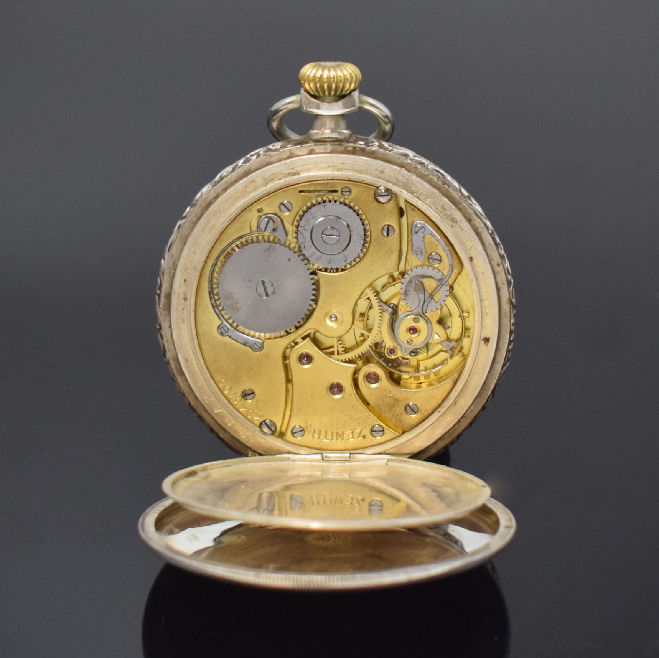 Detail e: ZENITH offene Taschenuhr in Silber, Schweiz um 1900, teils floral grav. Geh. dell., Rückdeckel m. Strahlendekor u. Monogramm, vers. Zifferbl. ...