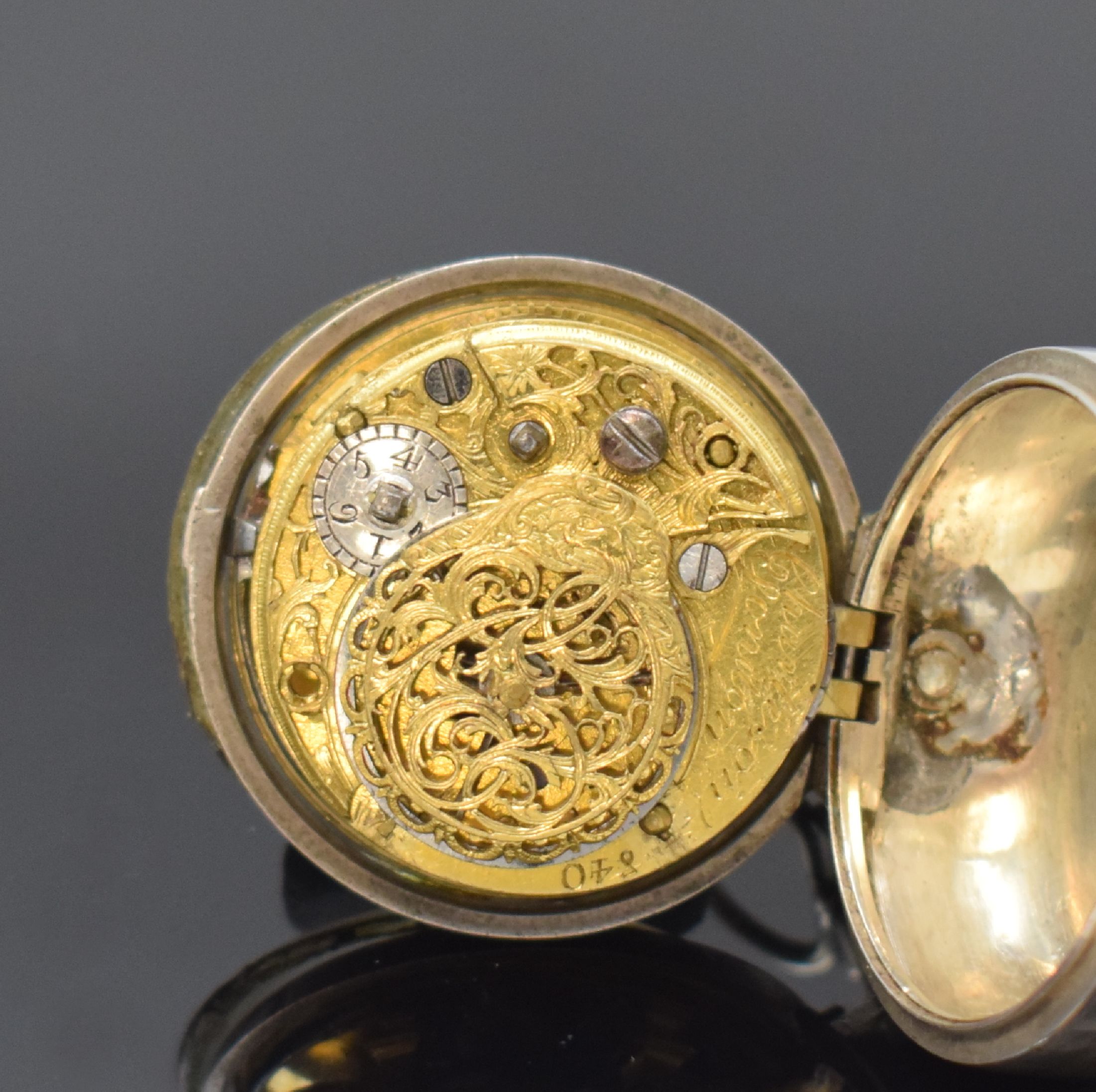 Detail e: CHARLESON London Spindeltaschenuhr in Silber, London Hallmark 1765, glattes Geh. u. Übergeh. dell., Drücker zu ers., großes Außenscharnier, ...