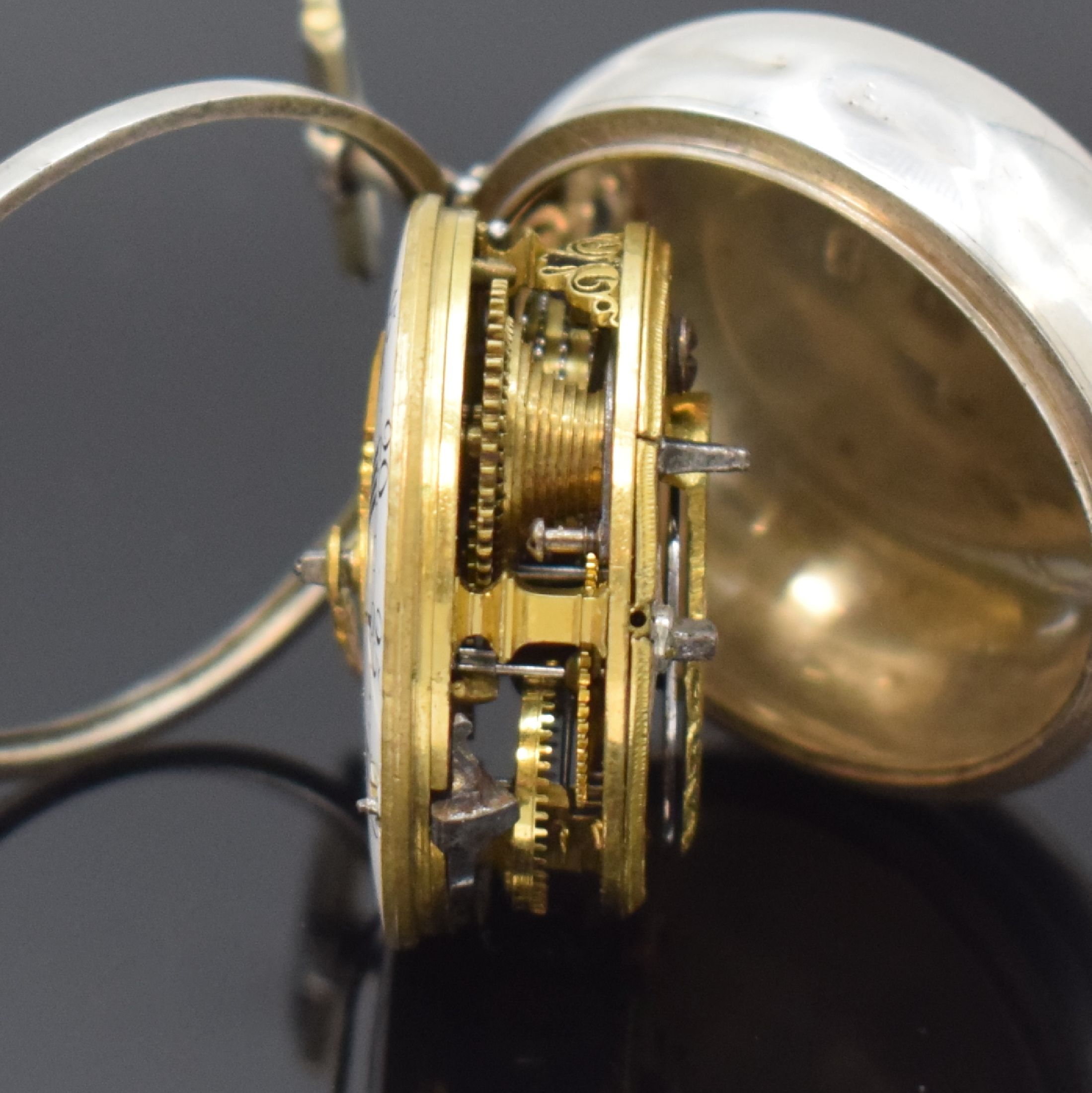 Detail g: CHARLESON London Spindeltaschenuhr in Silber, London Hallmark 1765, glattes Geh. u. Übergeh. dell., Drücker zu ers., großes Außenscharnier, ...