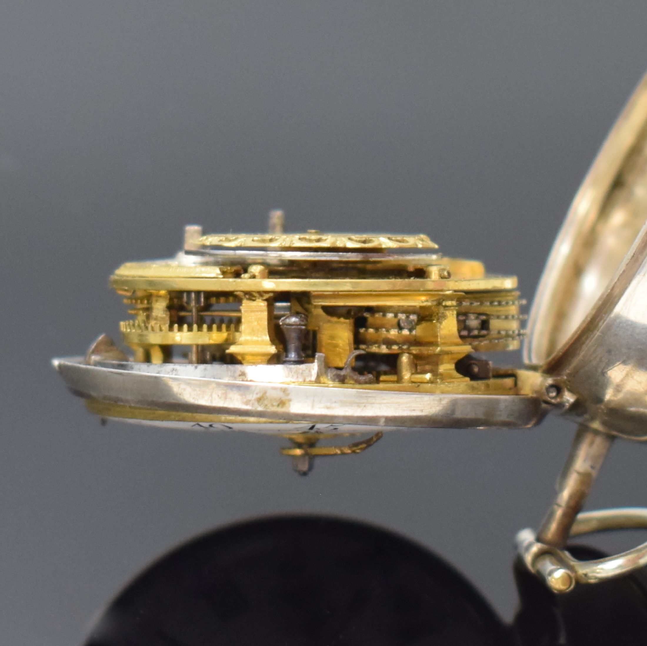 Detail h: CHARLESON London Spindeltaschenuhr in Silber, London Hallmark 1765, glattes Geh. u. Übergeh. dell., Drücker zu ers., großes Außenscharnier, ...