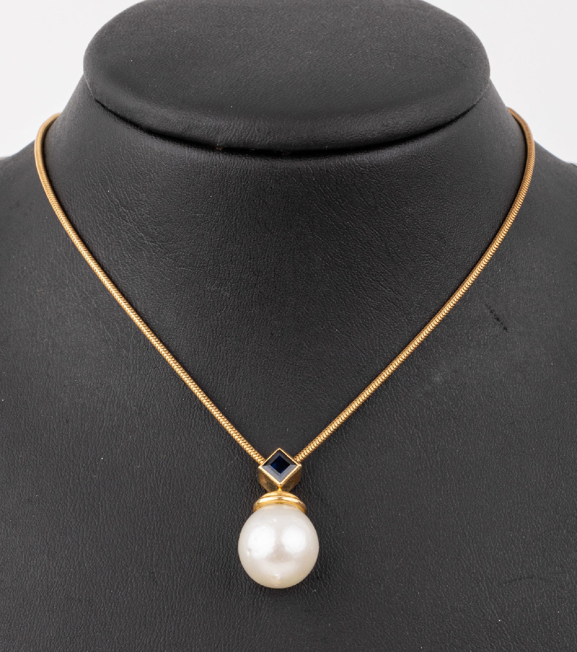 18 kt Gold Zuchtperl-Saphir-Anhänger, GG 750/000, 1 Südseezuchtperle, D. ca. 13.7 mm, 1Saphir-Carree ca. 0.87 ct, an Schlangenkette, L. ca. 42.5 ...