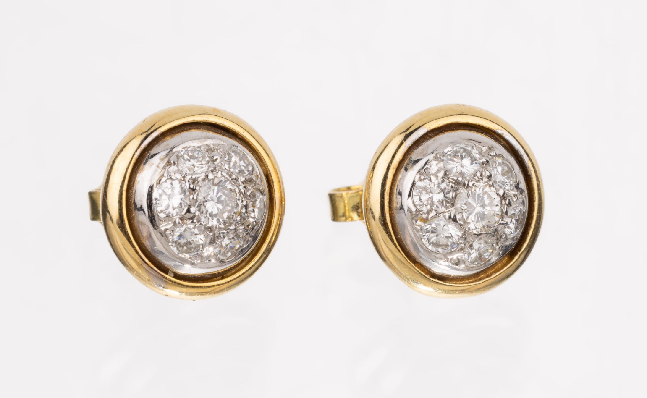 Paar 18 kt Gold Brillant-Ohrstecker, GG/WG 750/000, schlicht, 14 Brillanten zus. ca. 0.68 ct (grav.) Weiß/si, ca. 5.1 g