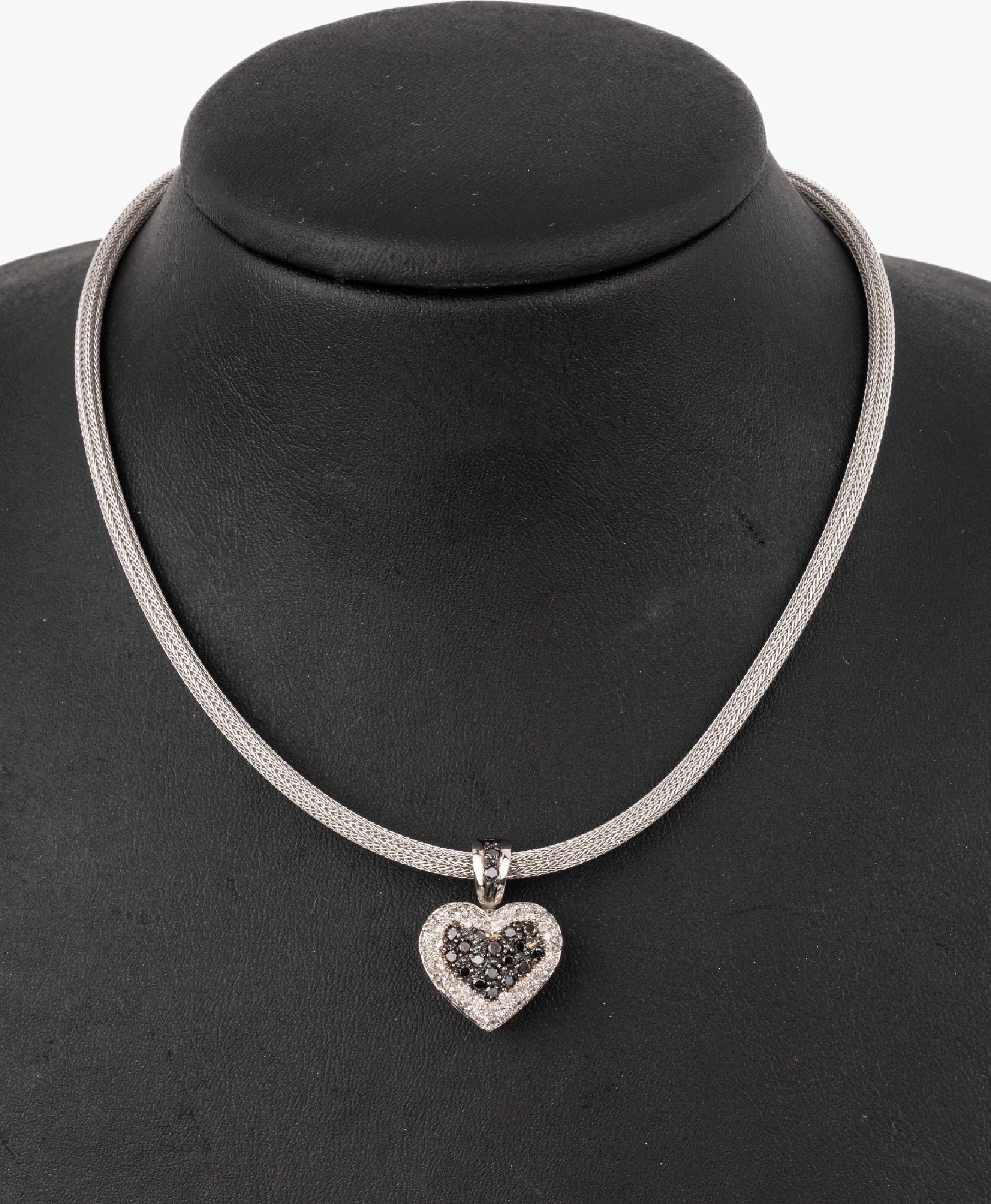 18 kt Gold Diamant-Clipanhänger "Herz", WG 750/000, 20 schwarze Diamanten (beh.) zus. ca.0.30 ct, und 35 Brillanten zus. ca. 0.35 ct ...