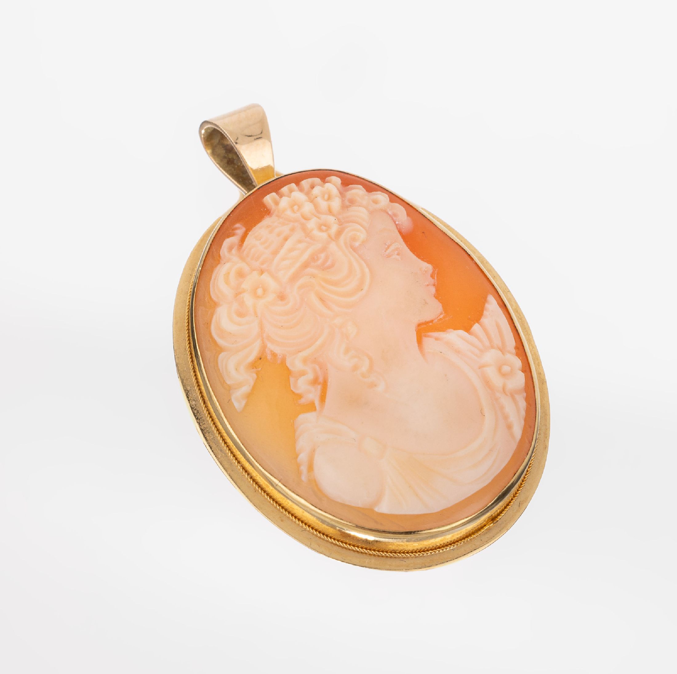 18 kt Gold Brosche mit Muschelkamee, GG 750/000 gepr., gemarkt 750 und 590, Italien, Frauenportrait Flora nach klass. Vorbild, ca. 4 x 3 cm