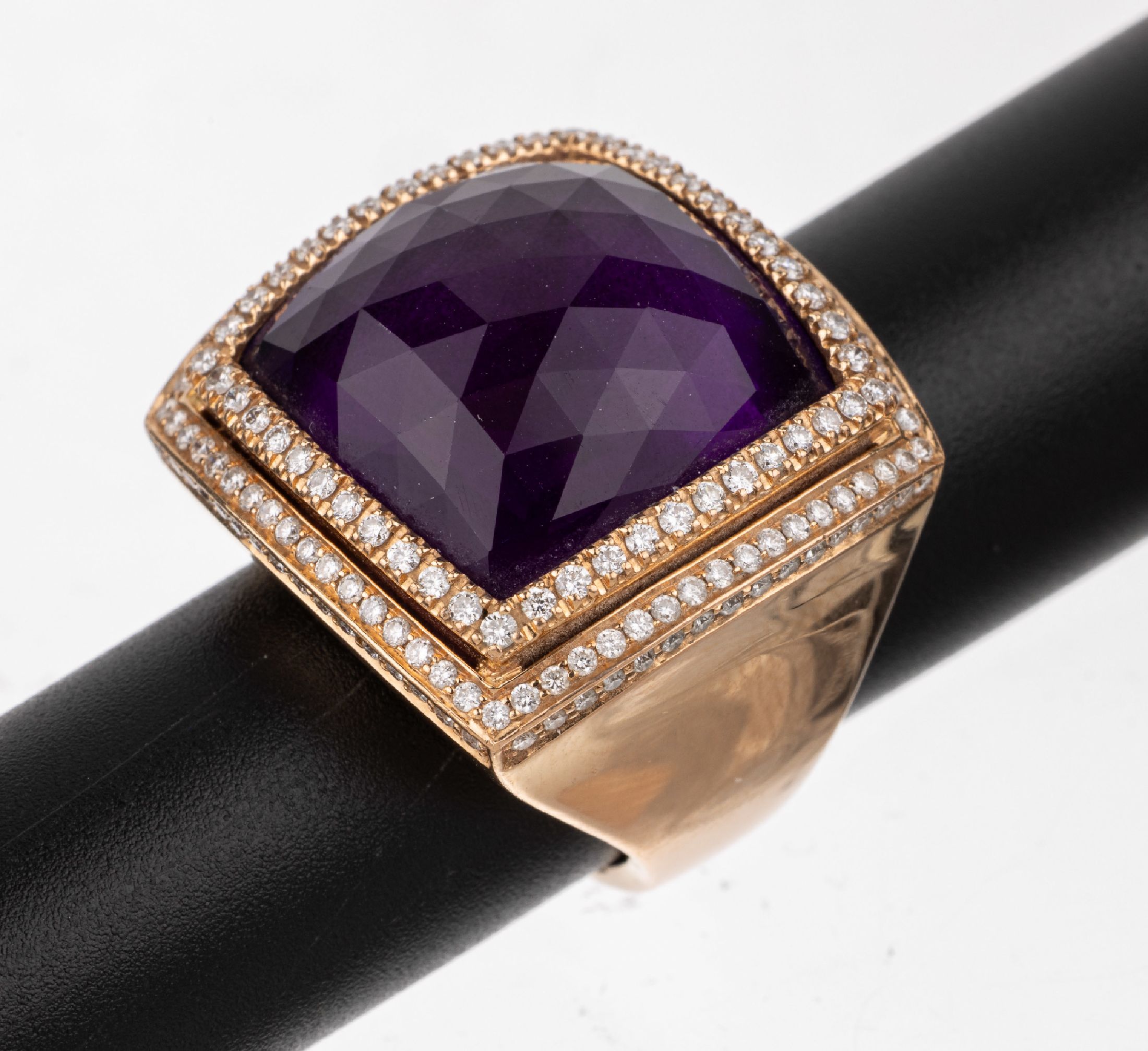 18 kt Gold Amethyst-Brillant-Ring, RoseG 750/000, Amethyst im Schachbrettschliff ca. 23.70 ct, 164 Brillanten zus. ca. 1.30 ct Weiß/si, ca. 27.7 g, ...
