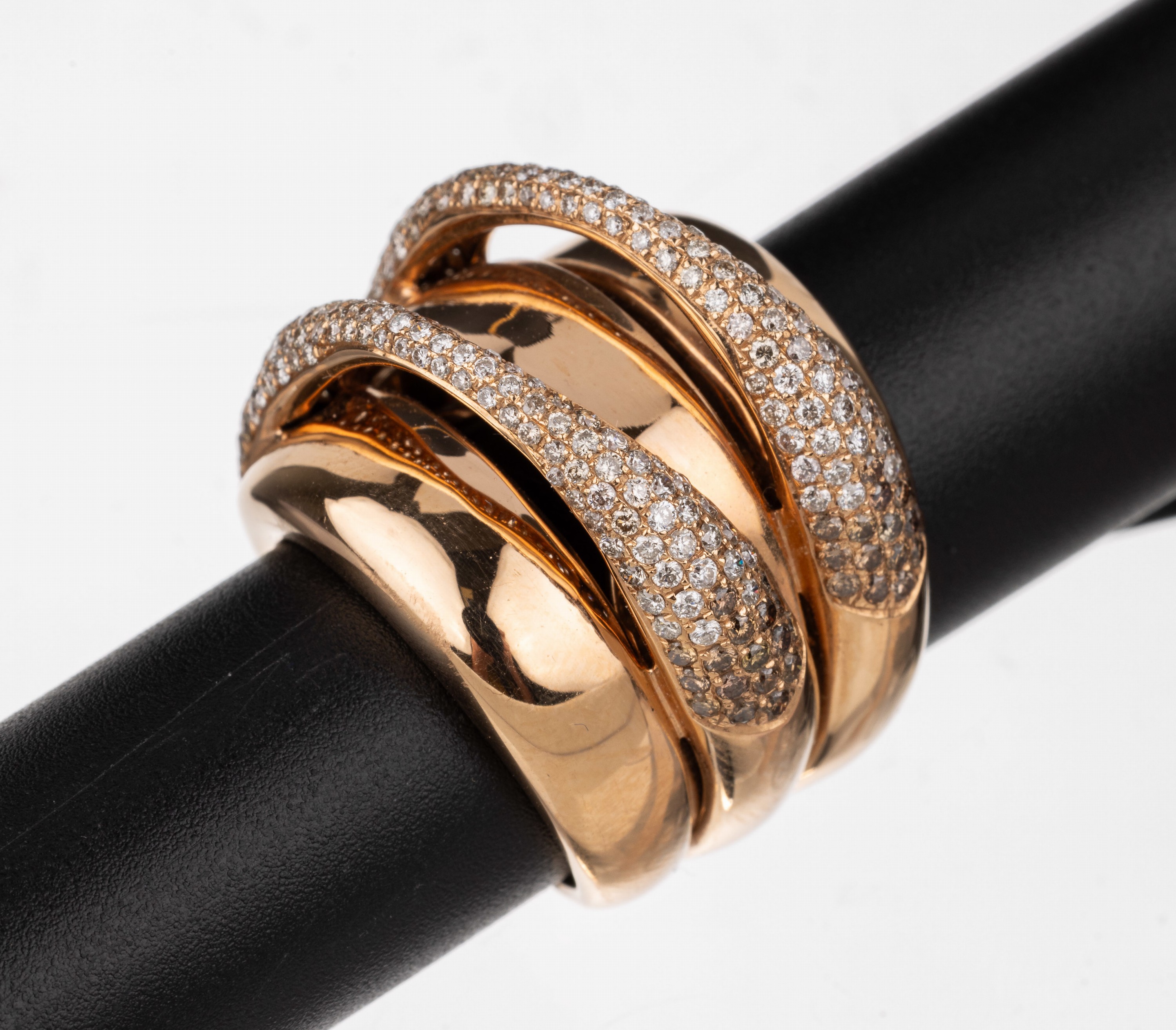 18 kt Gold Brillant-Ring, RG 750/000, 142 Brillanten zus. ca. 1.79 ct Braun/si bzw. Weiß/si, ca. 21.6 g, RW 54