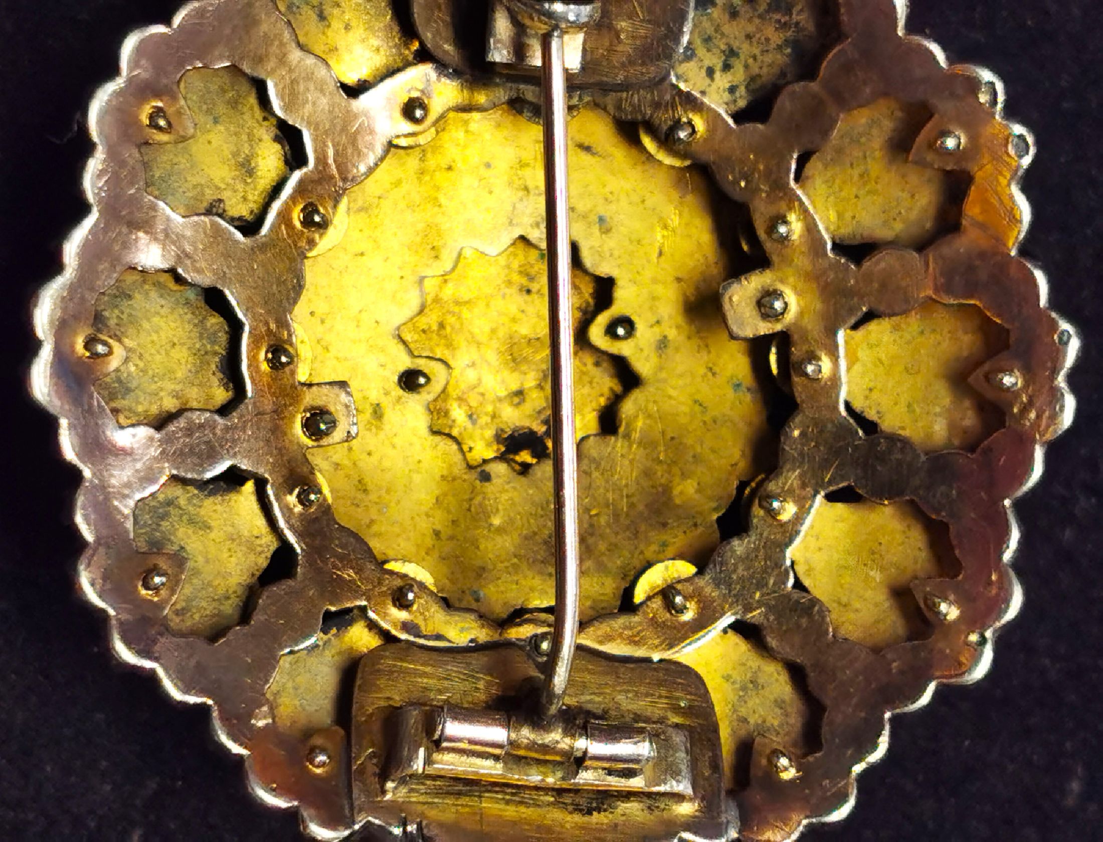 Detail c: Granat-Brosche, um 1880-90, Metall verg., Aufbau in mehreren Ebenen, facett. Granate, D. ca. 4.5 cm, Broschierung sek.