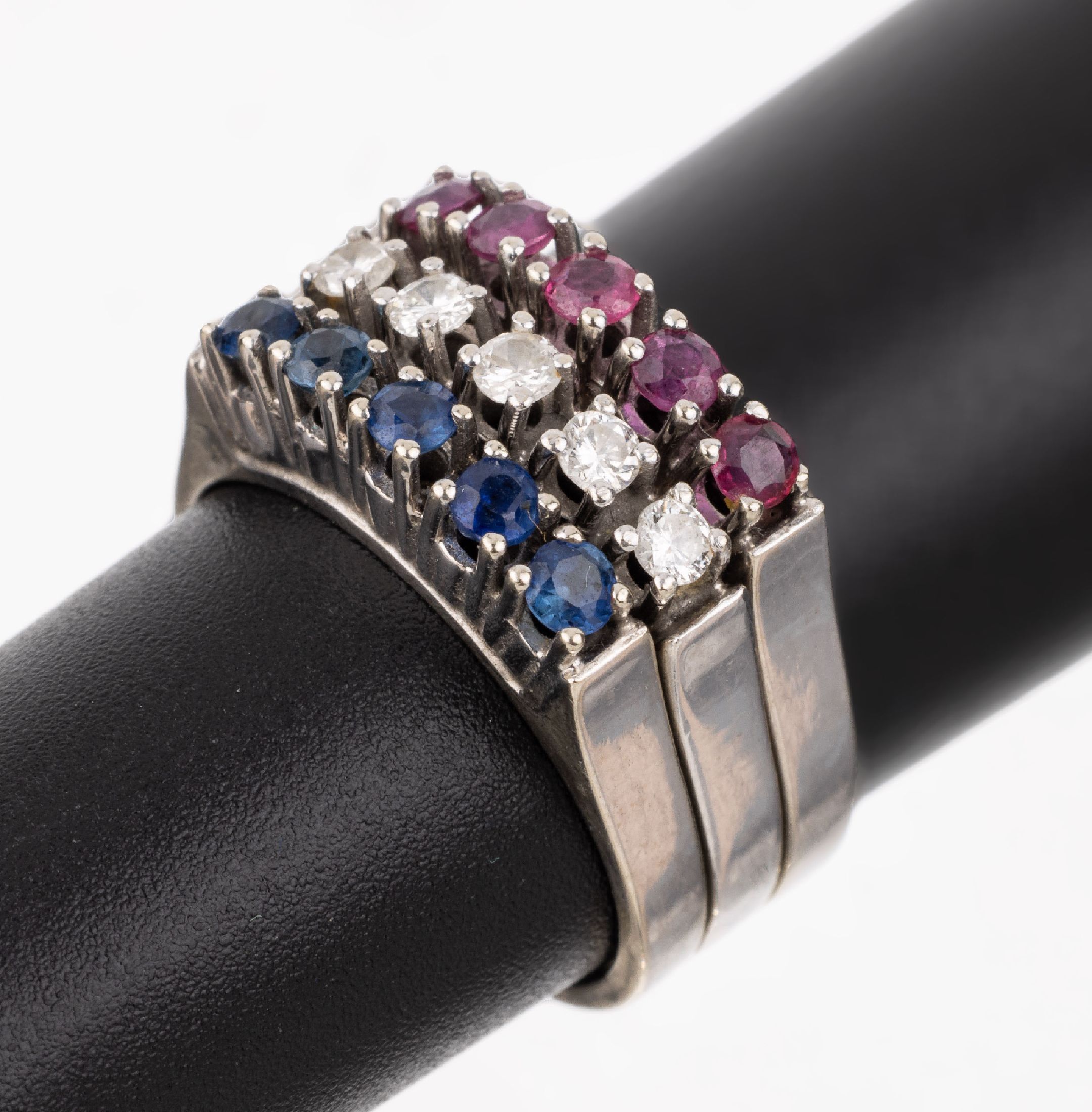 14 kt Gold Ringtrio, WG 585/000, 1 x 5 rundfacett. Saphire zus. ca. 0.20 ct, 1 x 5 rundfacett. Rubine zus. ca. 0.20 ct, 1 x 5 Brillanten zus. ca. ...