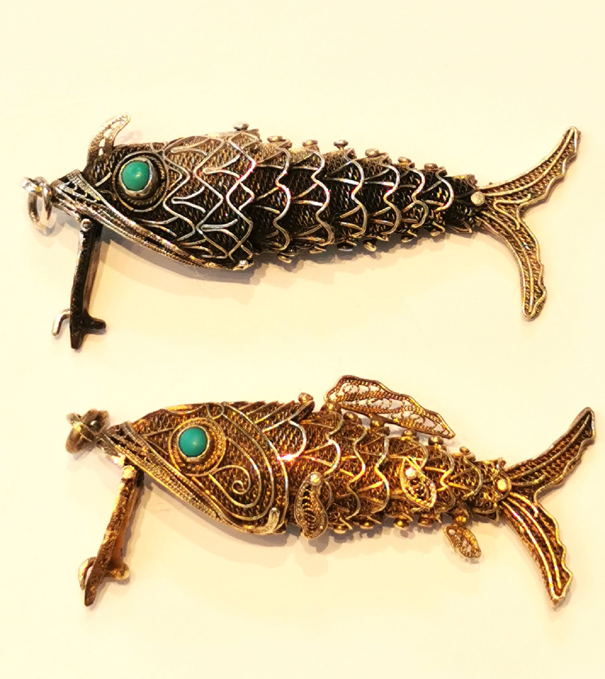 Detail c: Konvolut 2 Duftfische, Silber, China 1950er-60er Jahre, in sich bewegl., 1 Fisch verg., L. ca. 5 bzw. 5.5 cm
